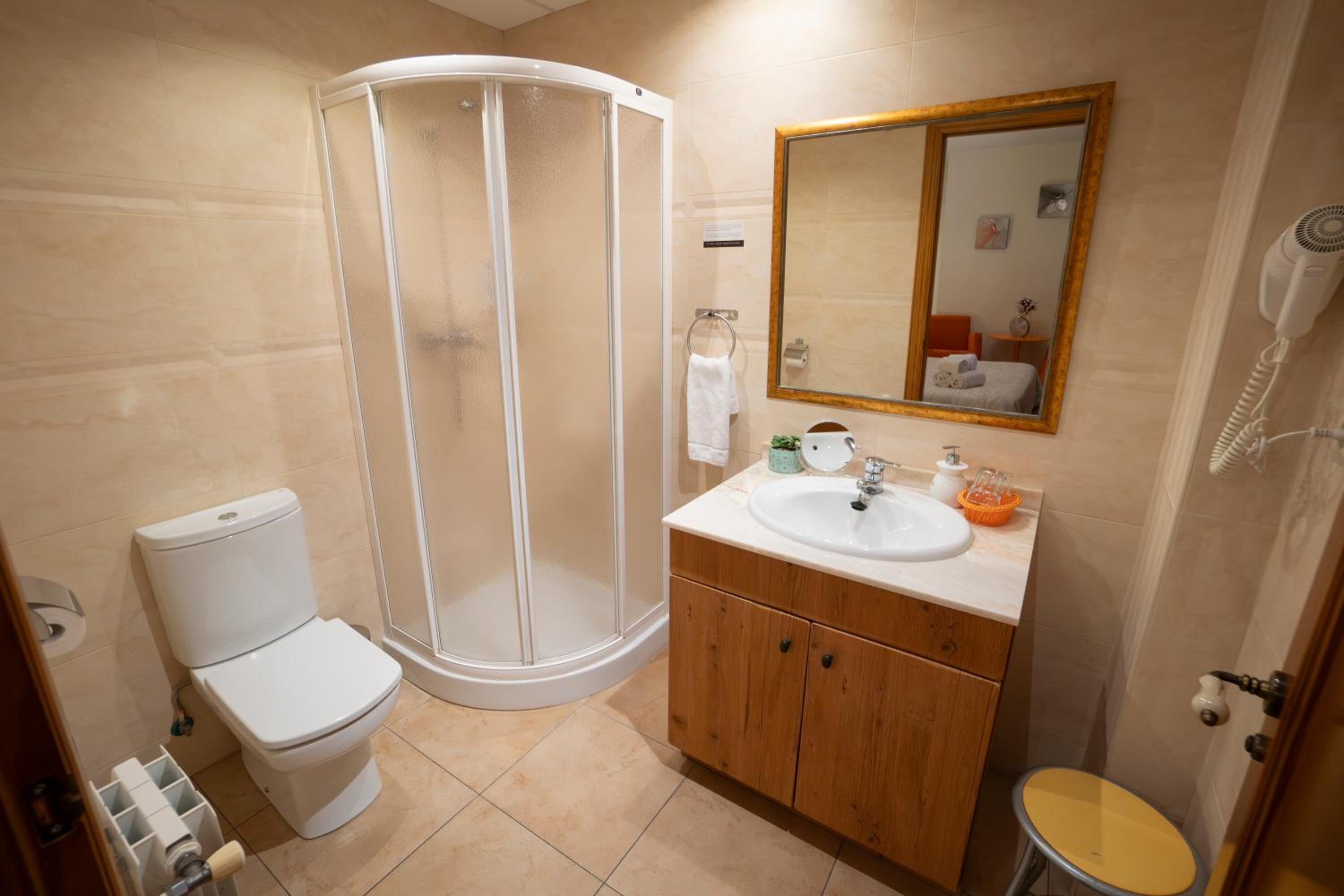 Deluxe Double Room with Balcony - Photo 4