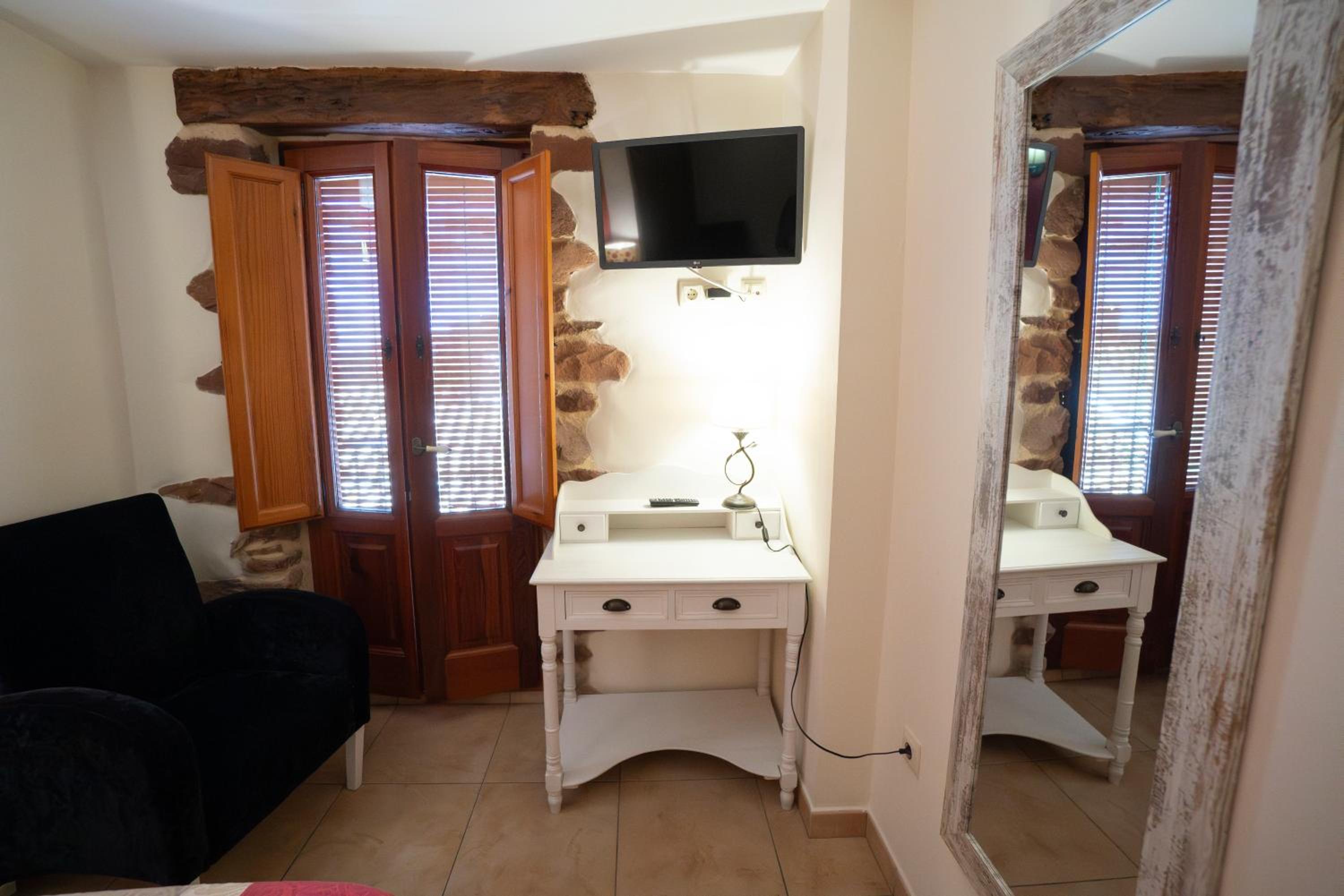Double Room with Balcony - Photo 4