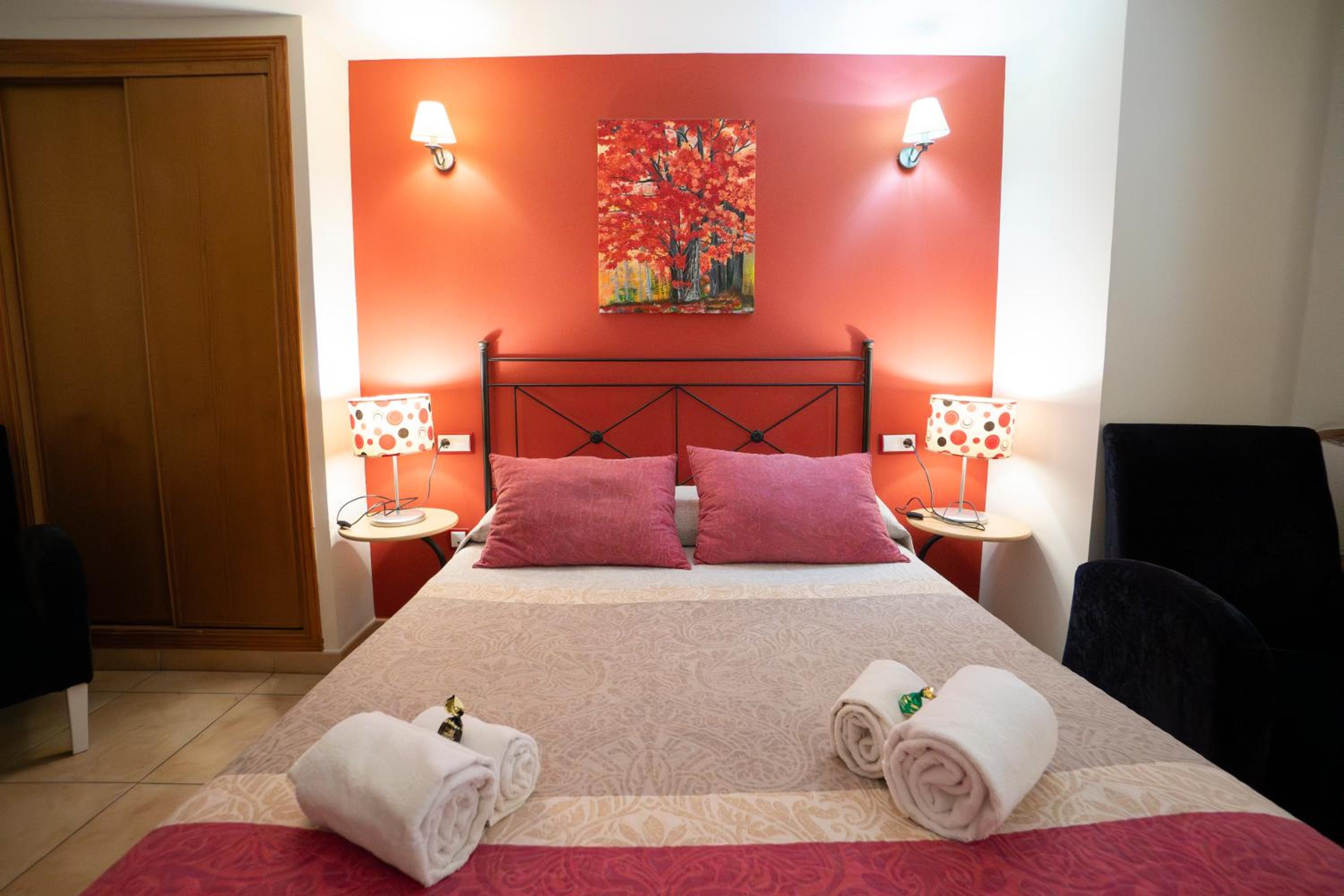 Double Room with Balcony - Photo 3