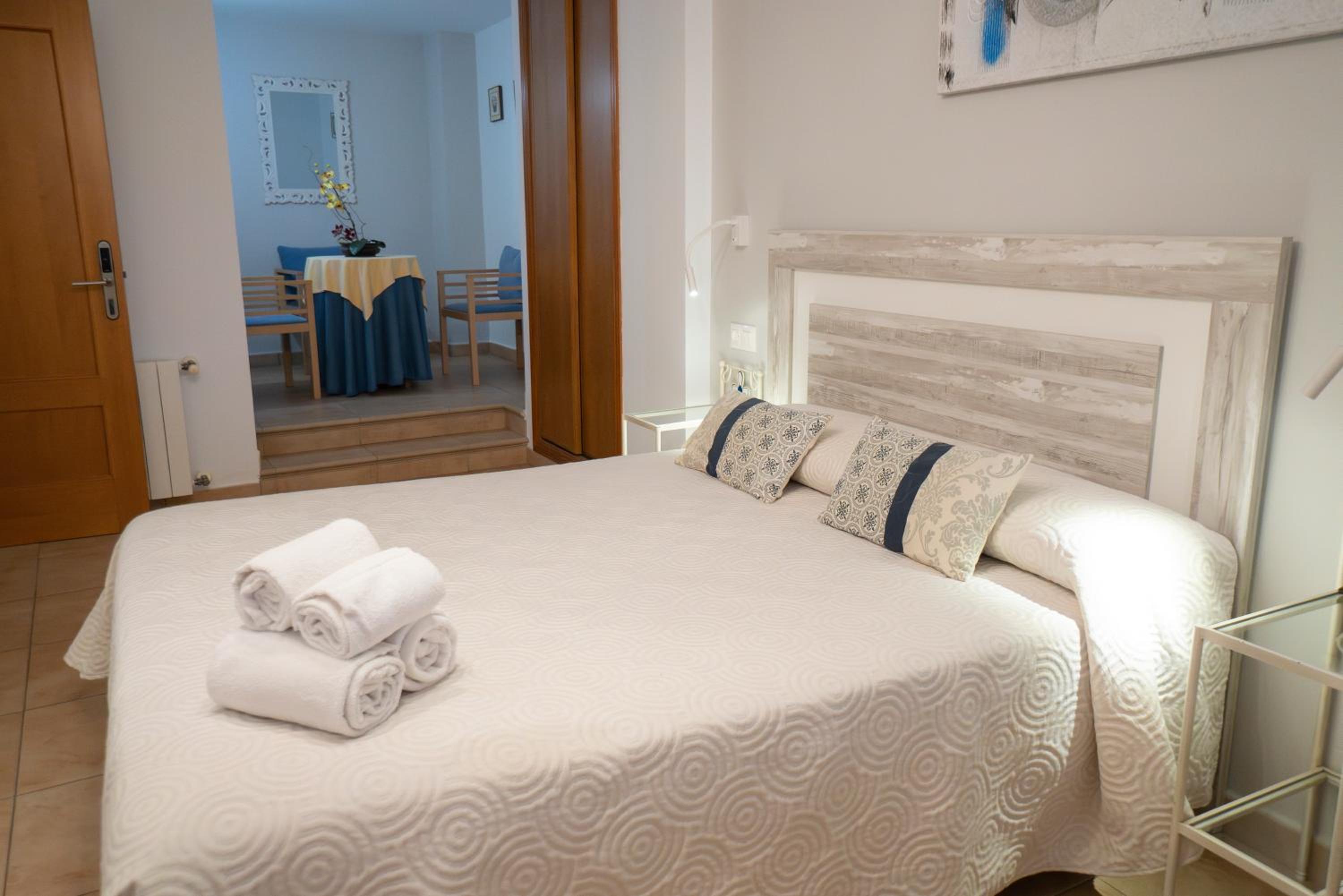 Triple Room with Balcony - Photo 4