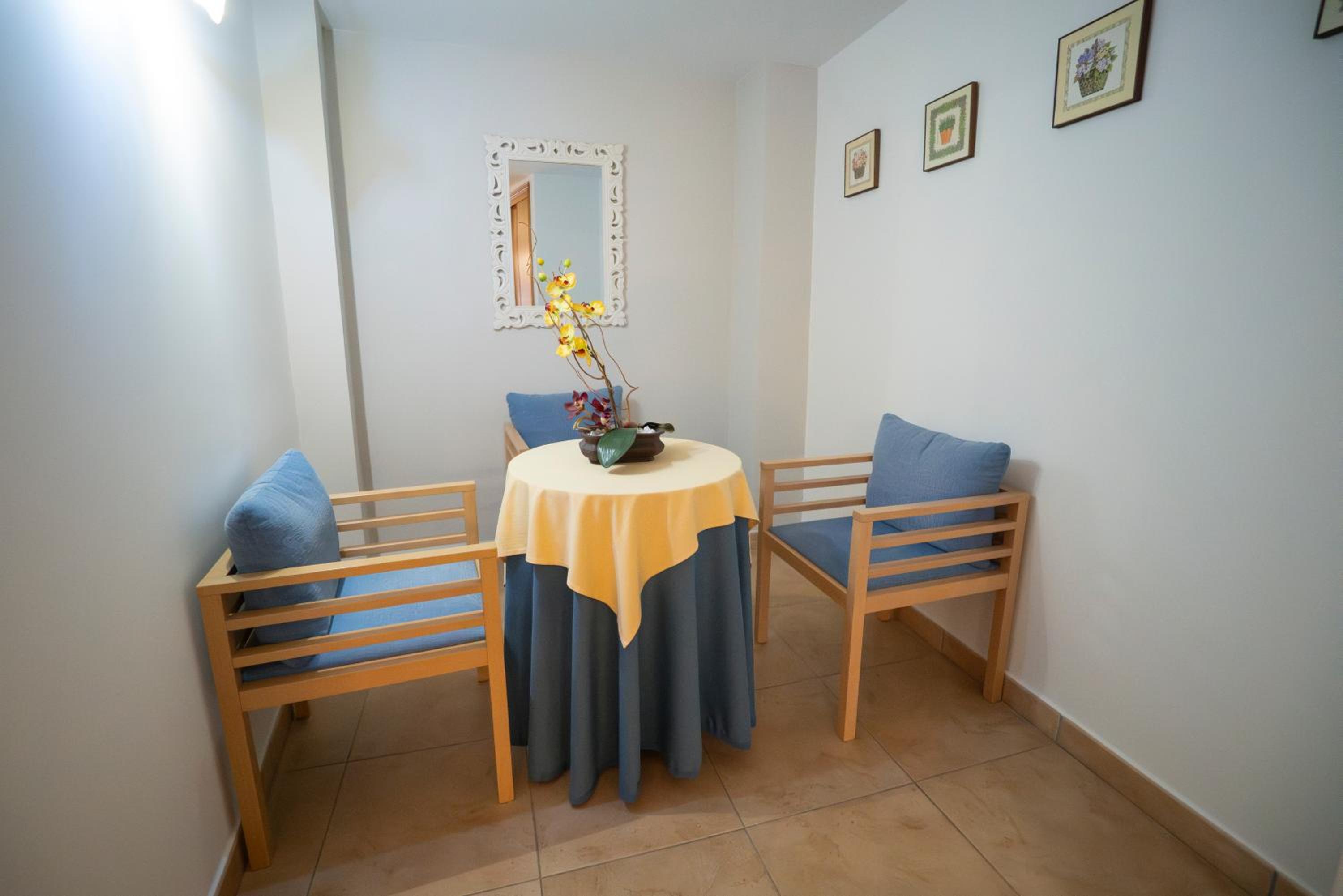 Triple Room with Balcony - Photo 5