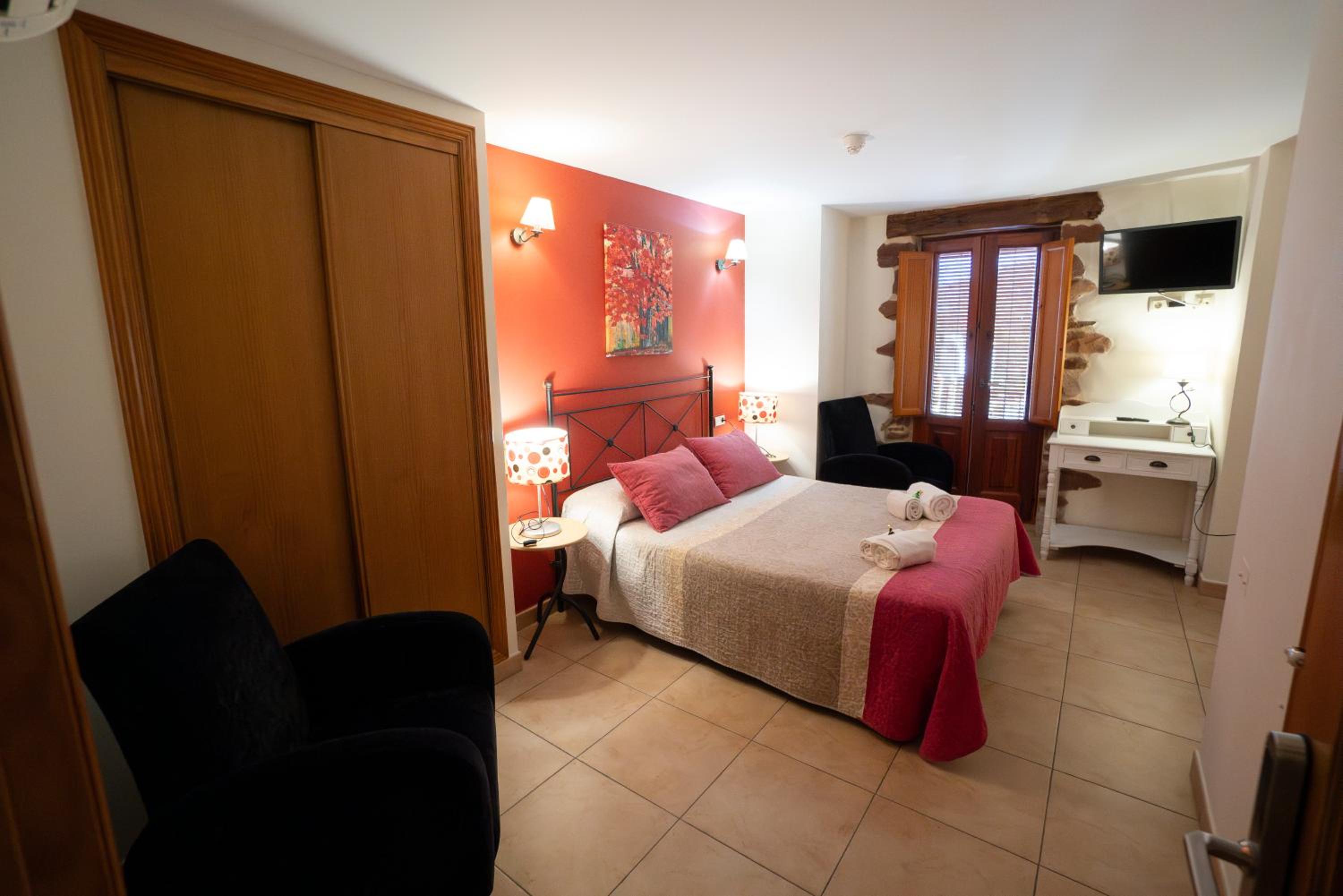 Double Room with Balcony - Photo 1