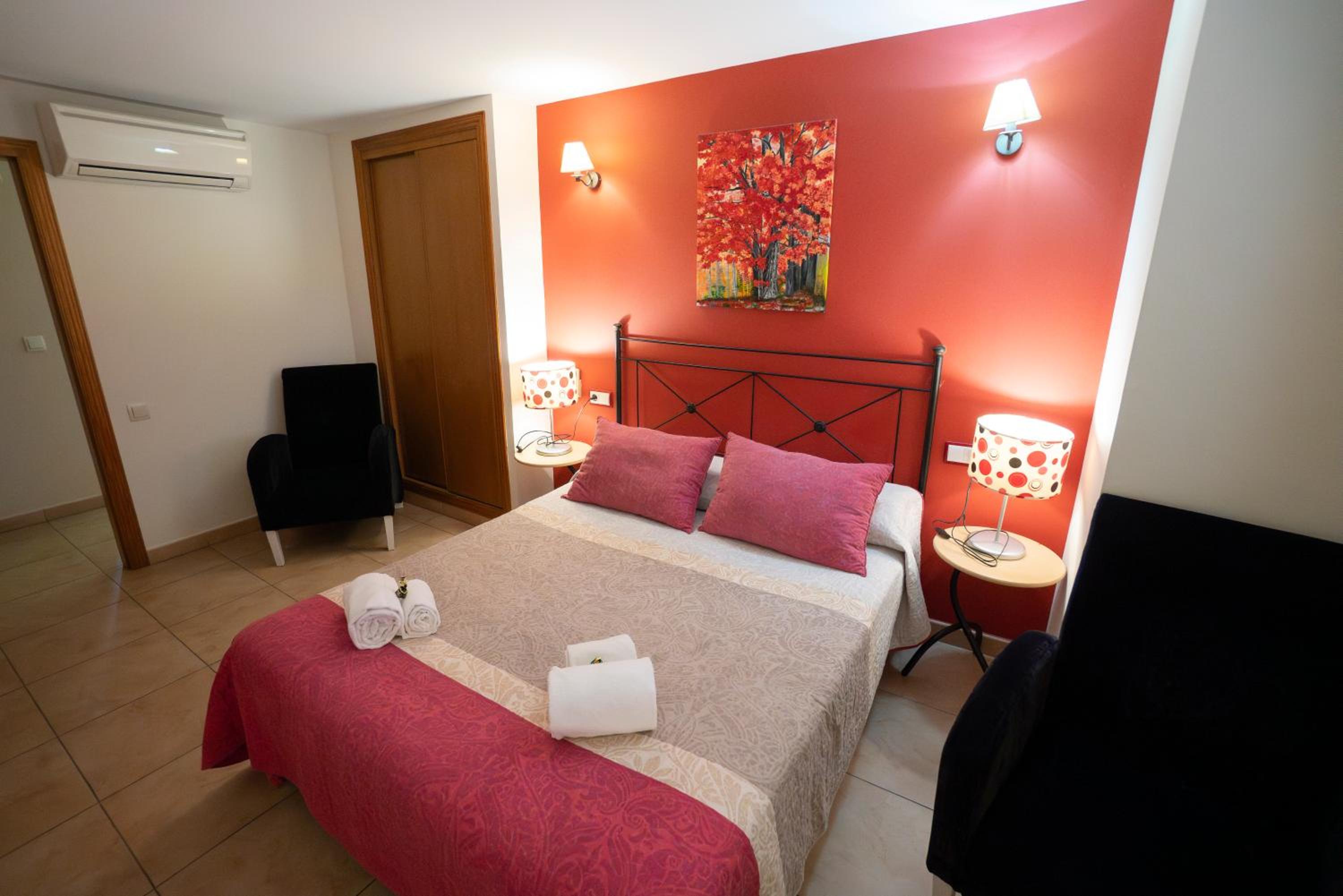 Double Room with Balcony - Photo 2