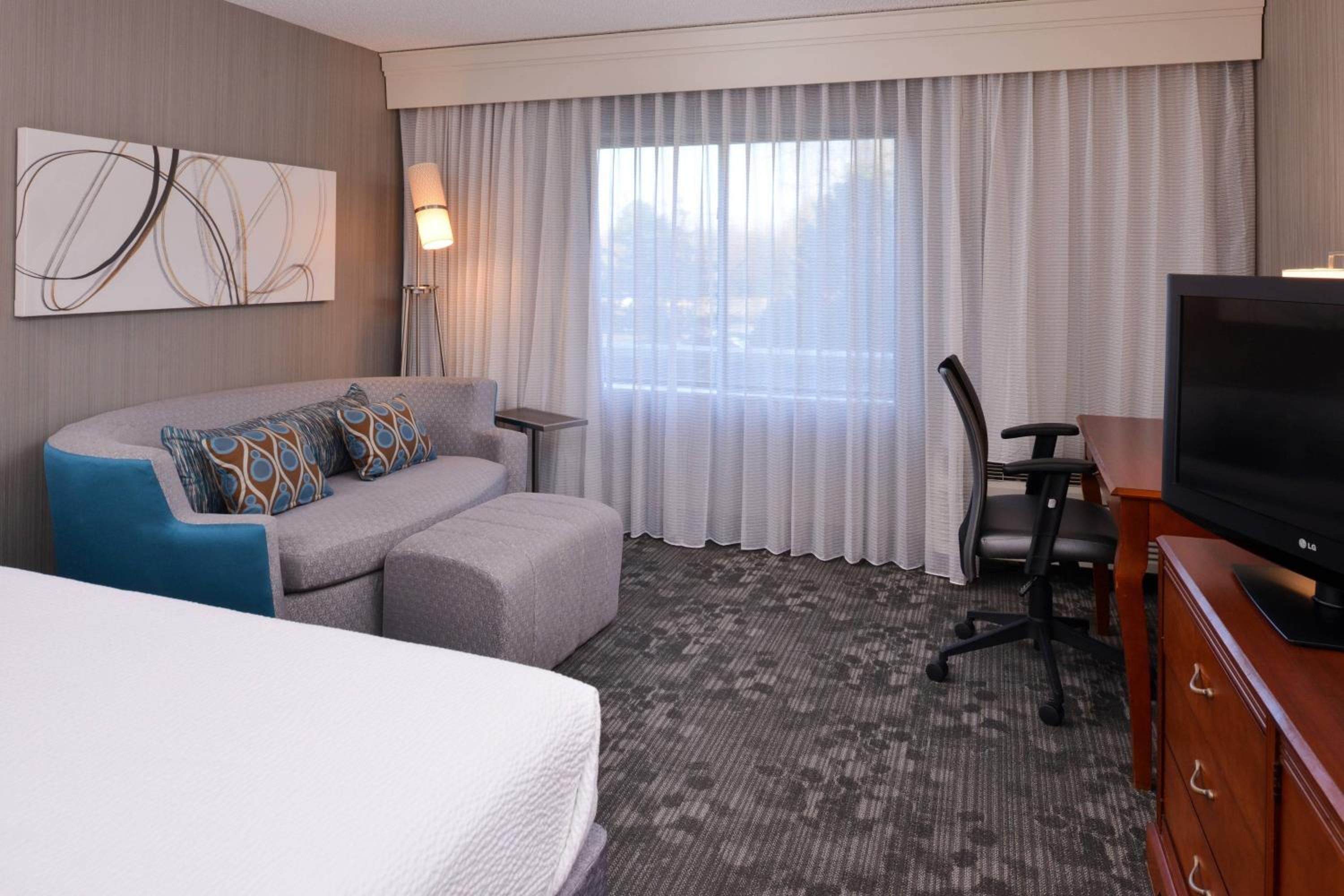 King Room with Sofa Bed - Photo 3