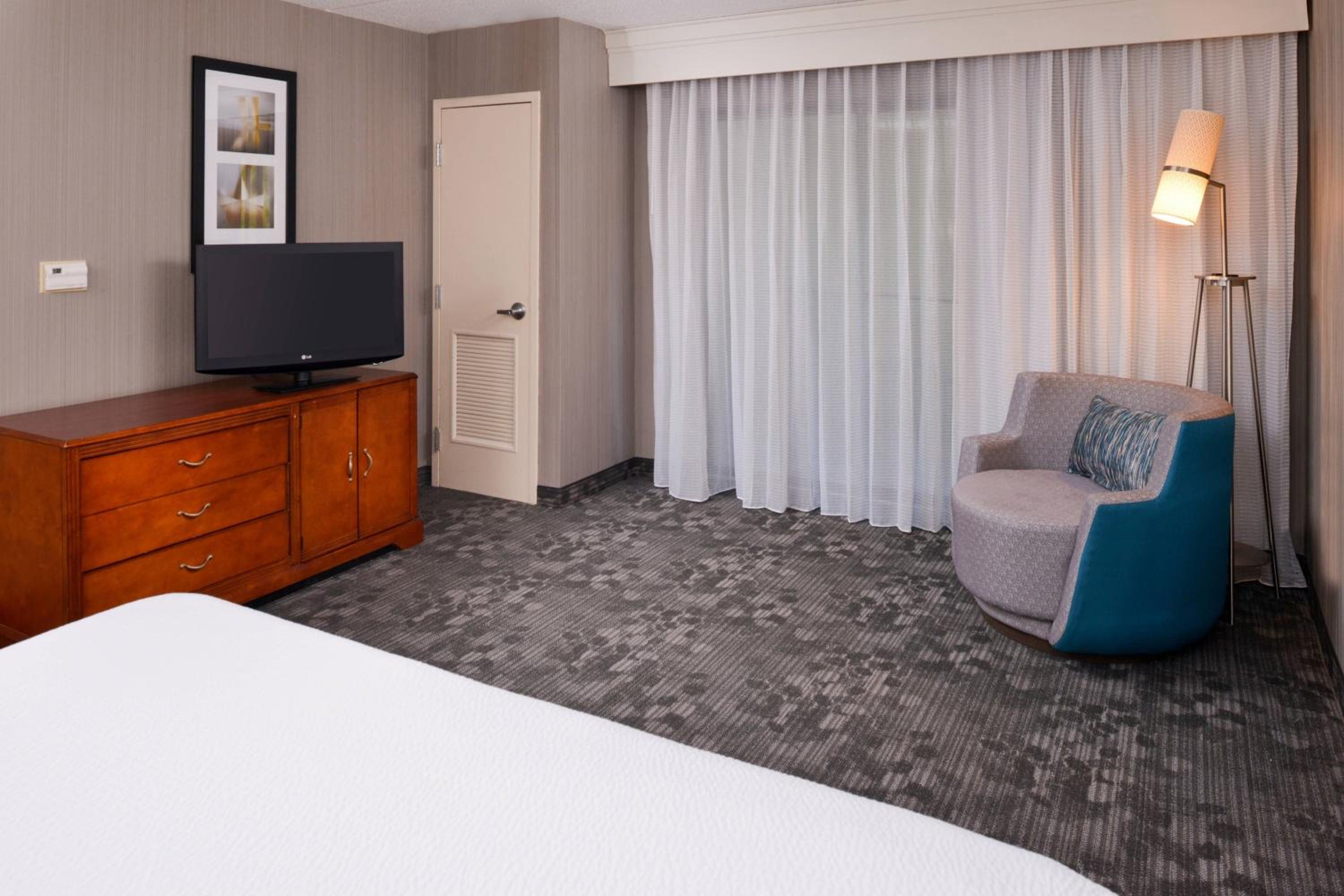 One-Bedroom King Suite with Balcony and Sofa Bed photo 2