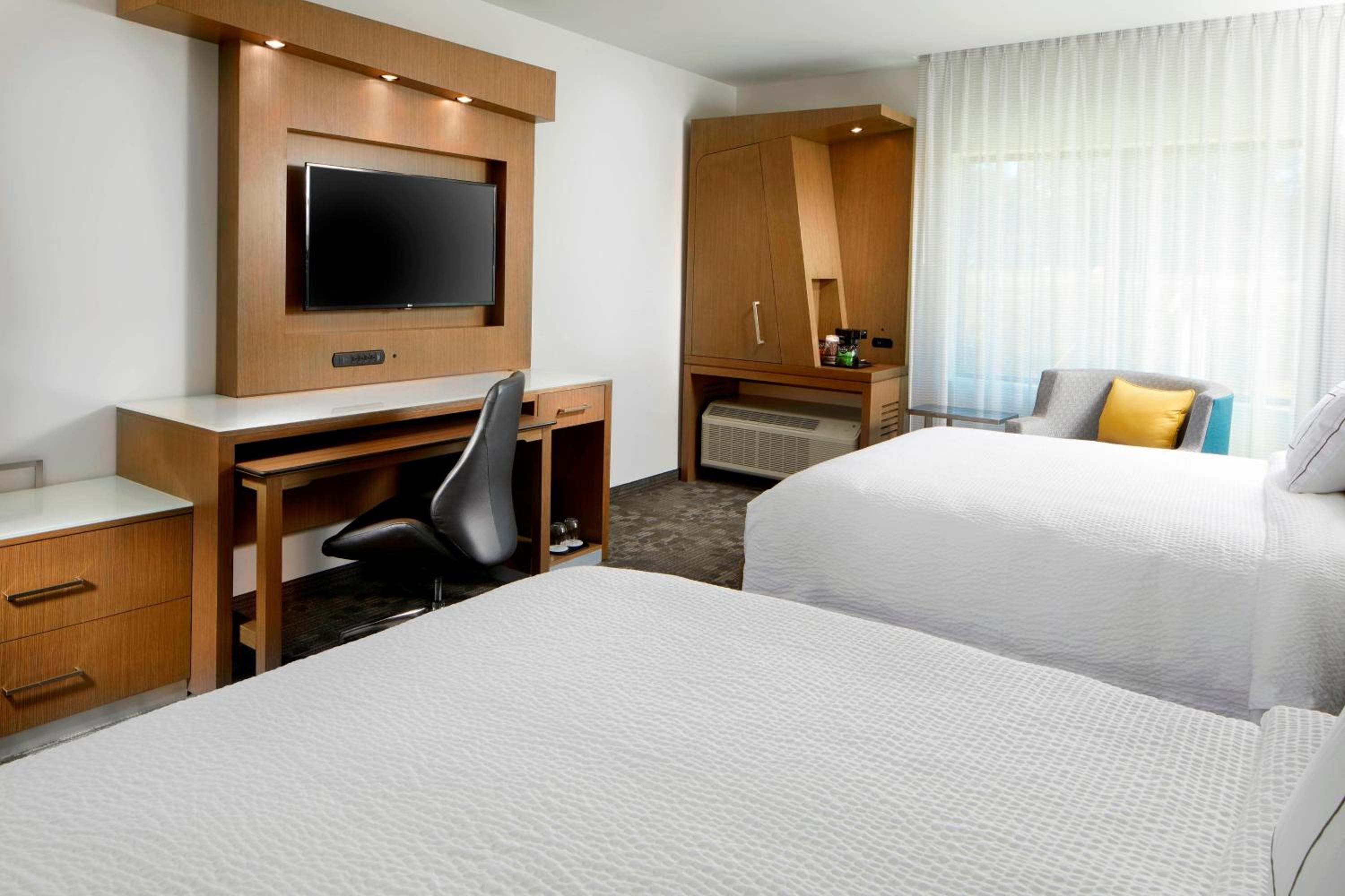 Larger Queen Room with Two Queen Beds and Roll-In Shower - Mobility Access