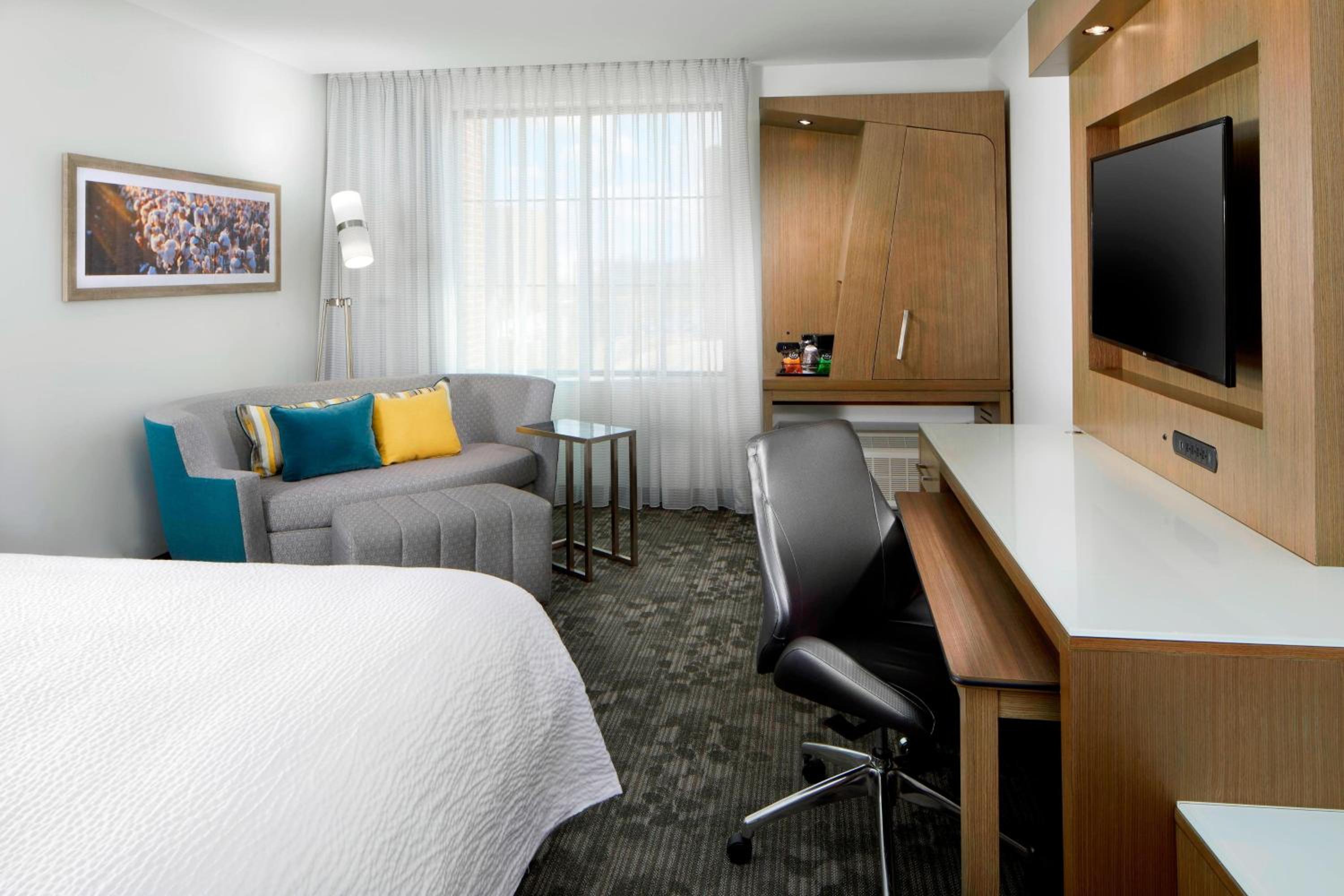 Larger King Room with Roll-In Shower - Mobility Access