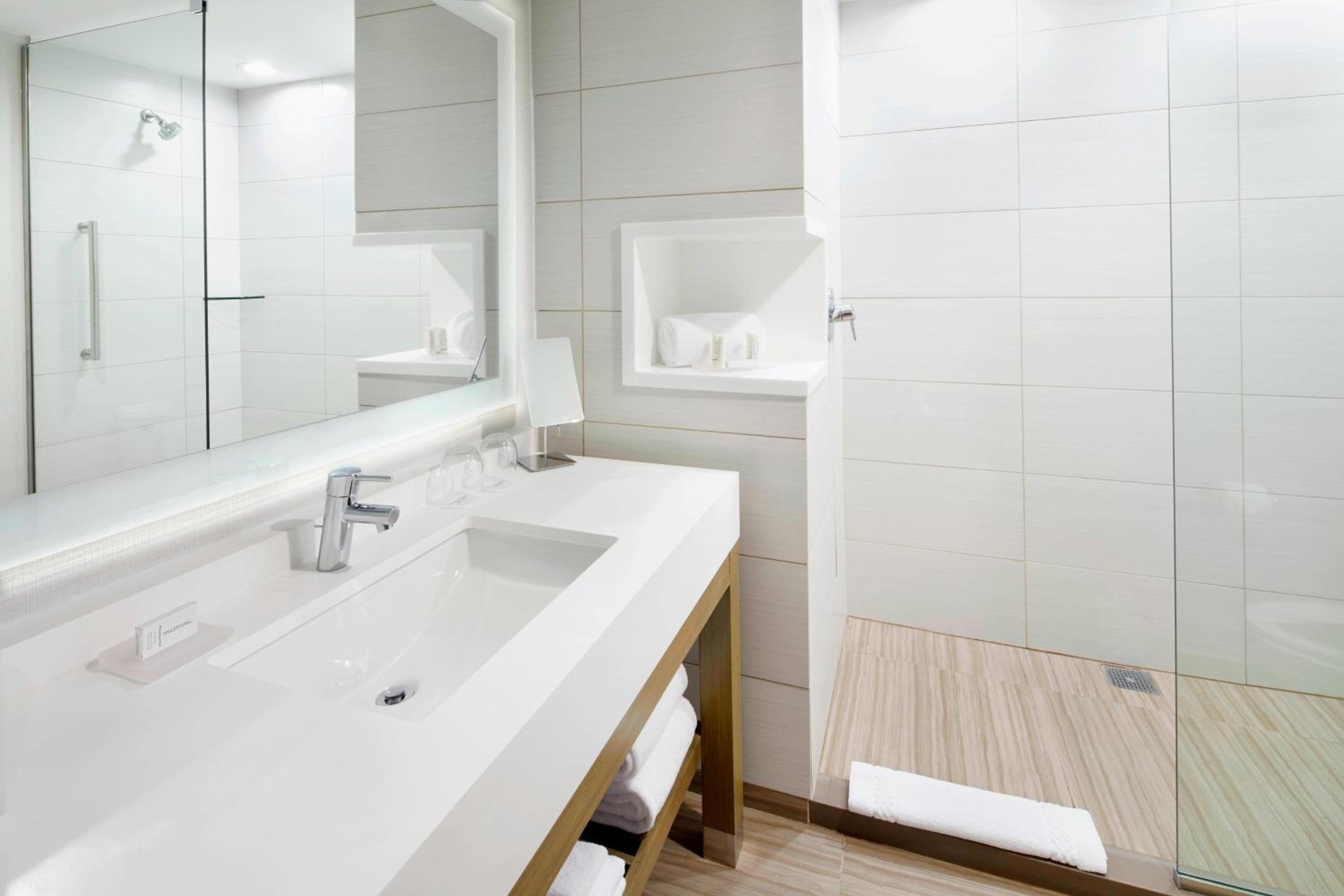 King Suite with Bathtub and Sofa Bed - Mobility Access