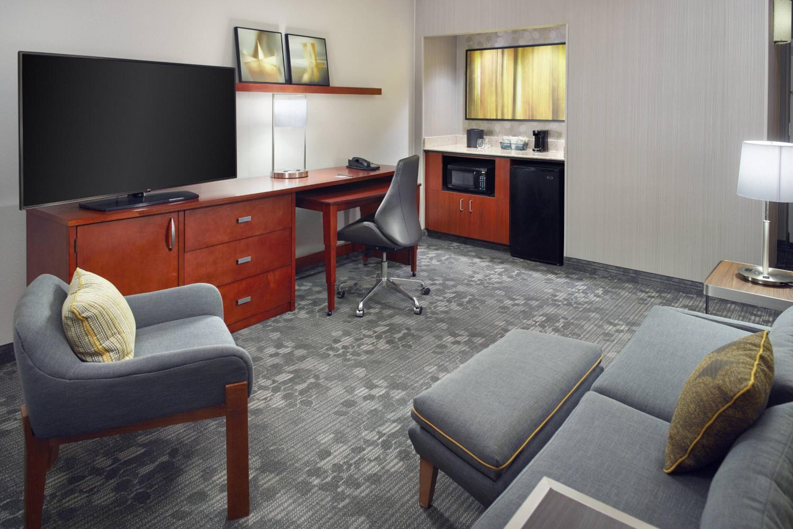 Suite - Photo 1