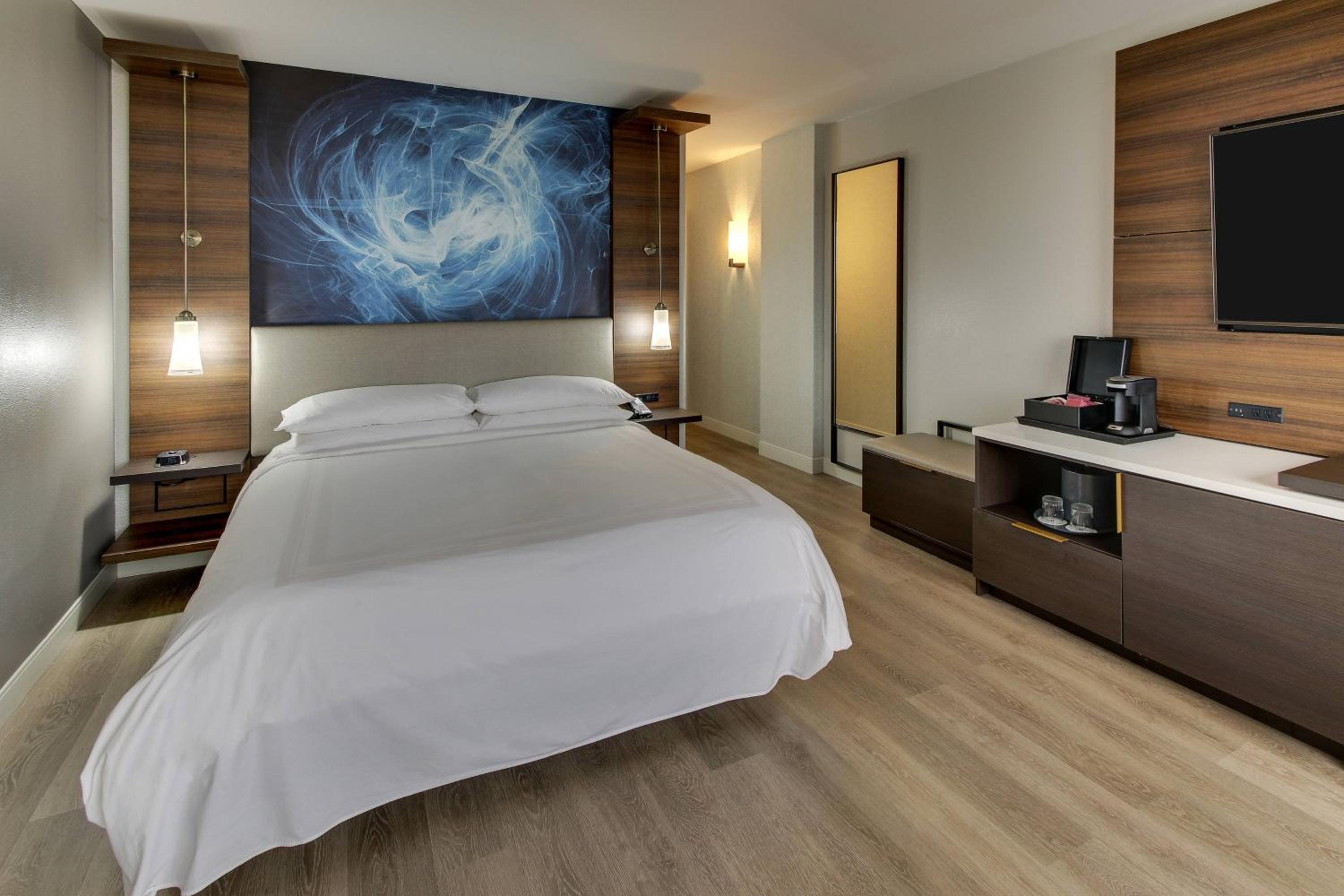 M Club lounge access, Guest room, 1 King (Mobility &amp; Hearing Accessible w/ Transfer Shower) - Photo 1