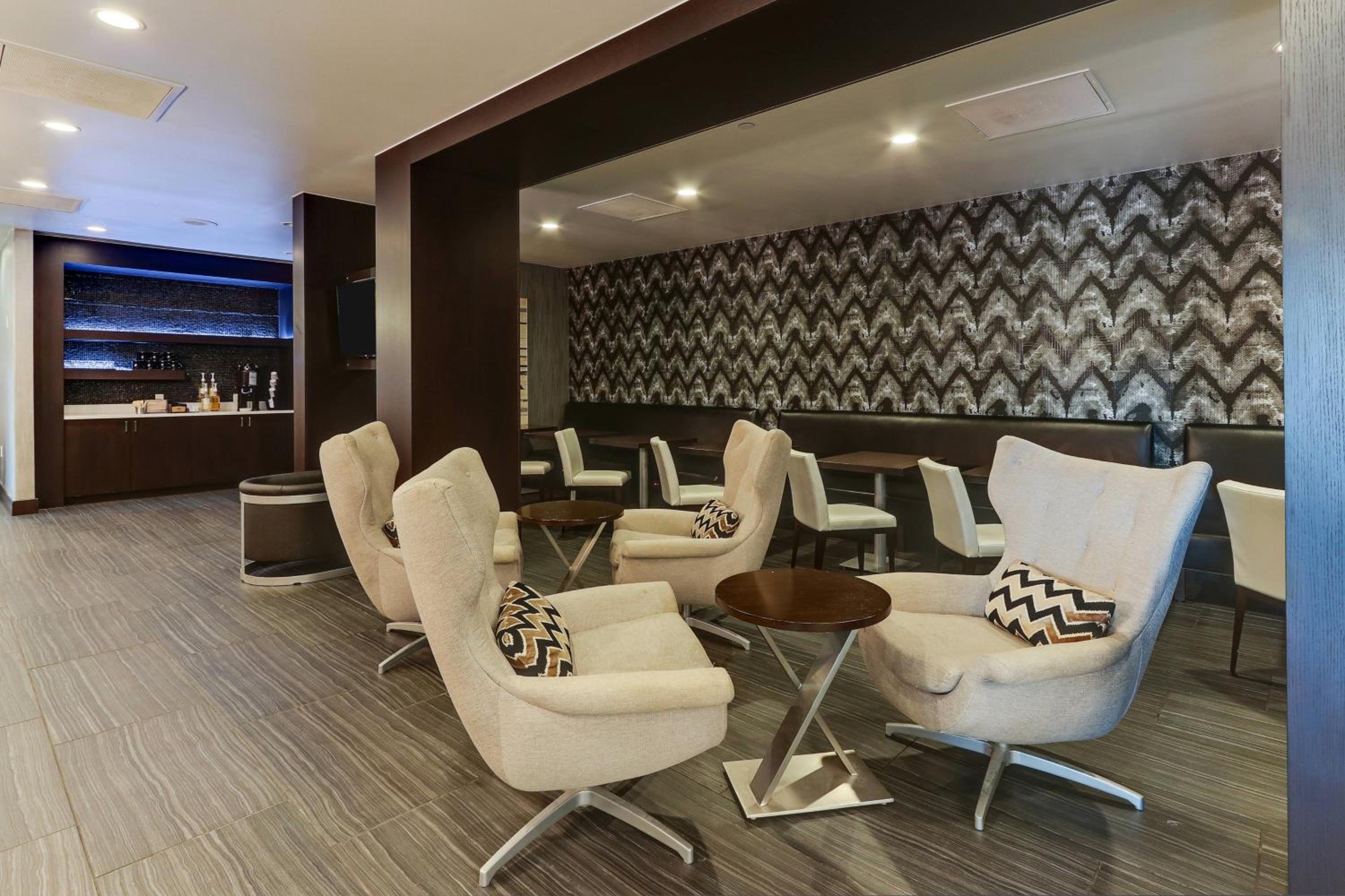 M Club lounge access, Guest room, 1 King (Mobility &amp; Hearing Accessible w/ Transfer Shower) - Photo 3