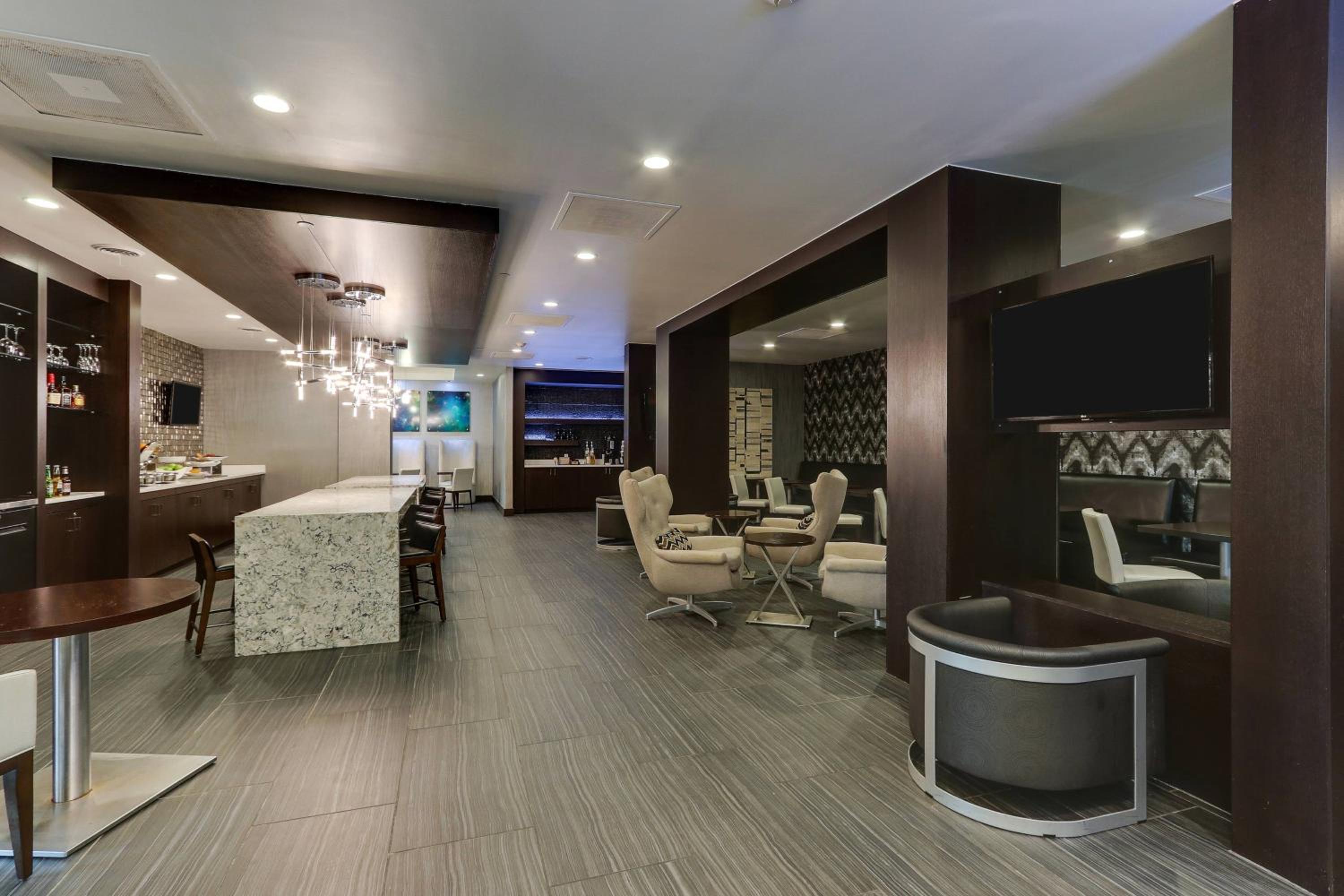 M Club lounge access, Guest room, 1 King (Mobility &amp; Hearing Accessible w/ Transfer Shower) - Photo 4