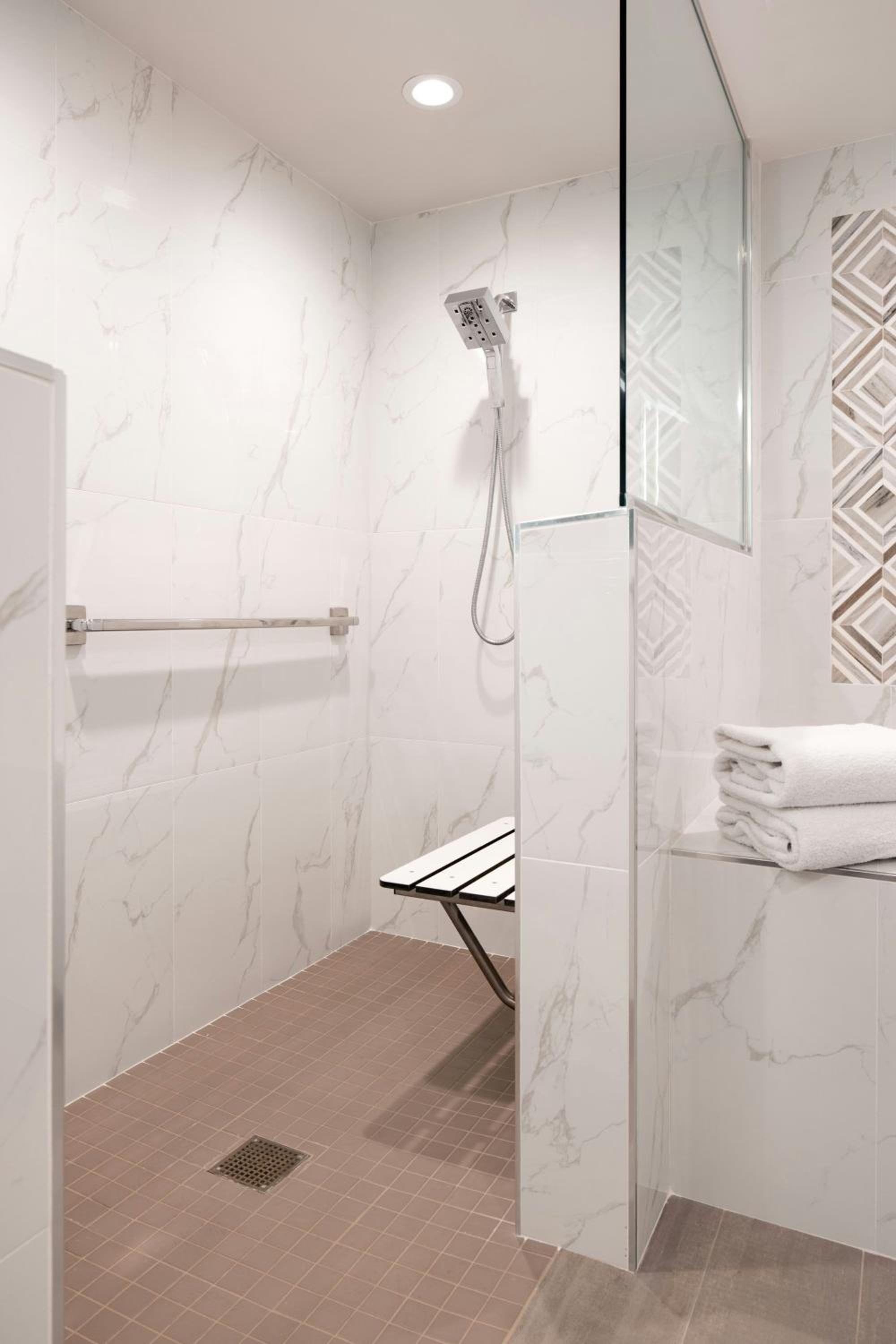 Queen Room with Two Queen Beds and Roll-in Shower - Mobility Accessible - Photo 9