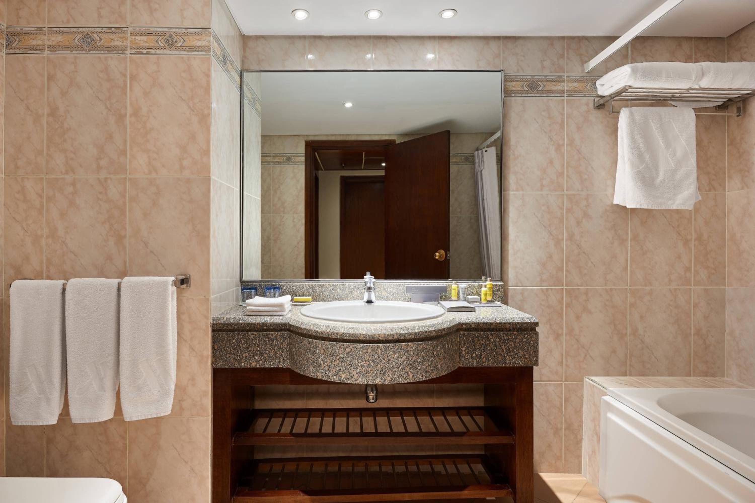 One-Bedroom Cupid King Suite with Sea View - Photo 8