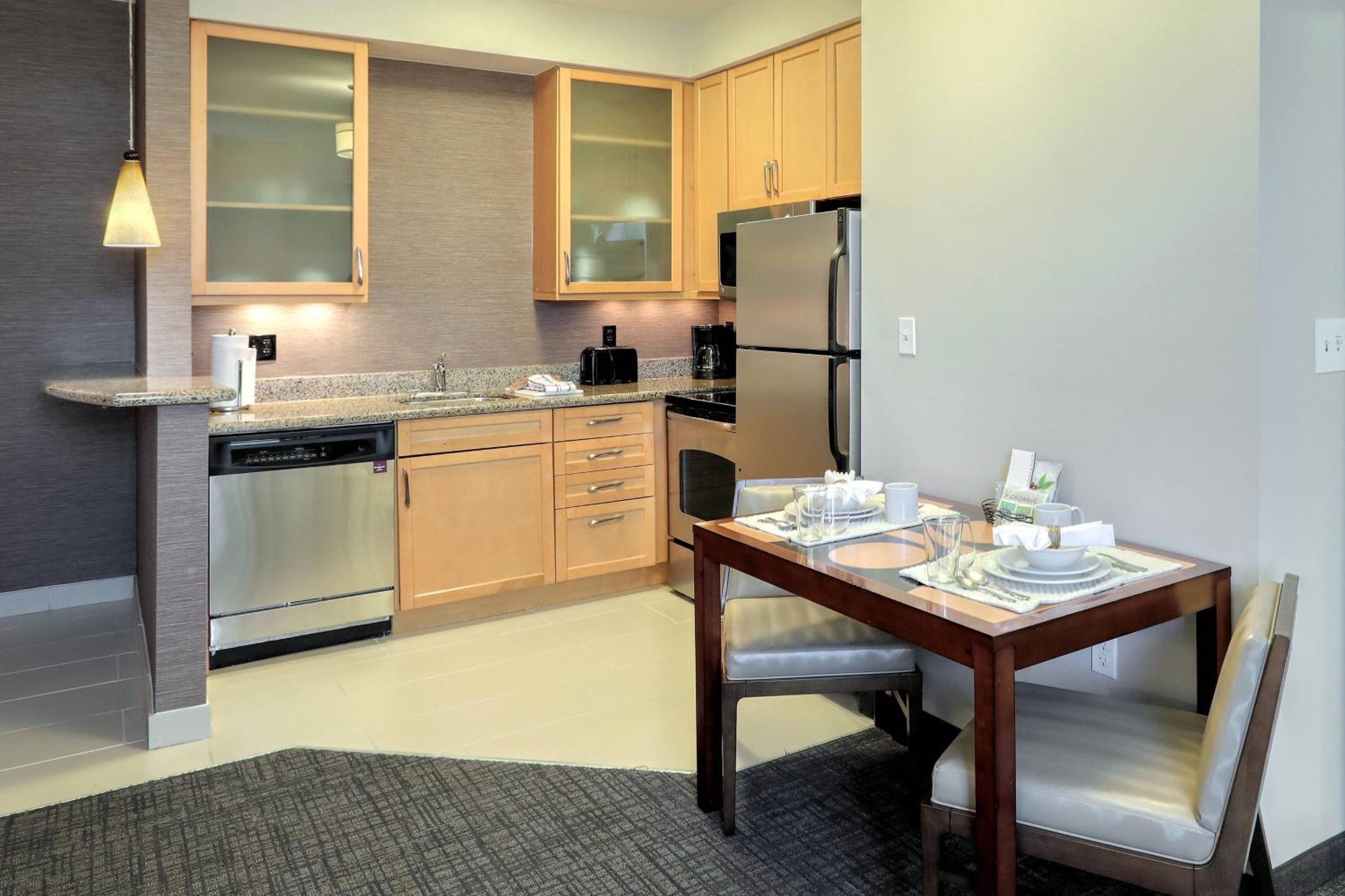 One-Bedroom King Suite with Sofa Bed and Adapted Tub - Mobility and Hearing Accessible