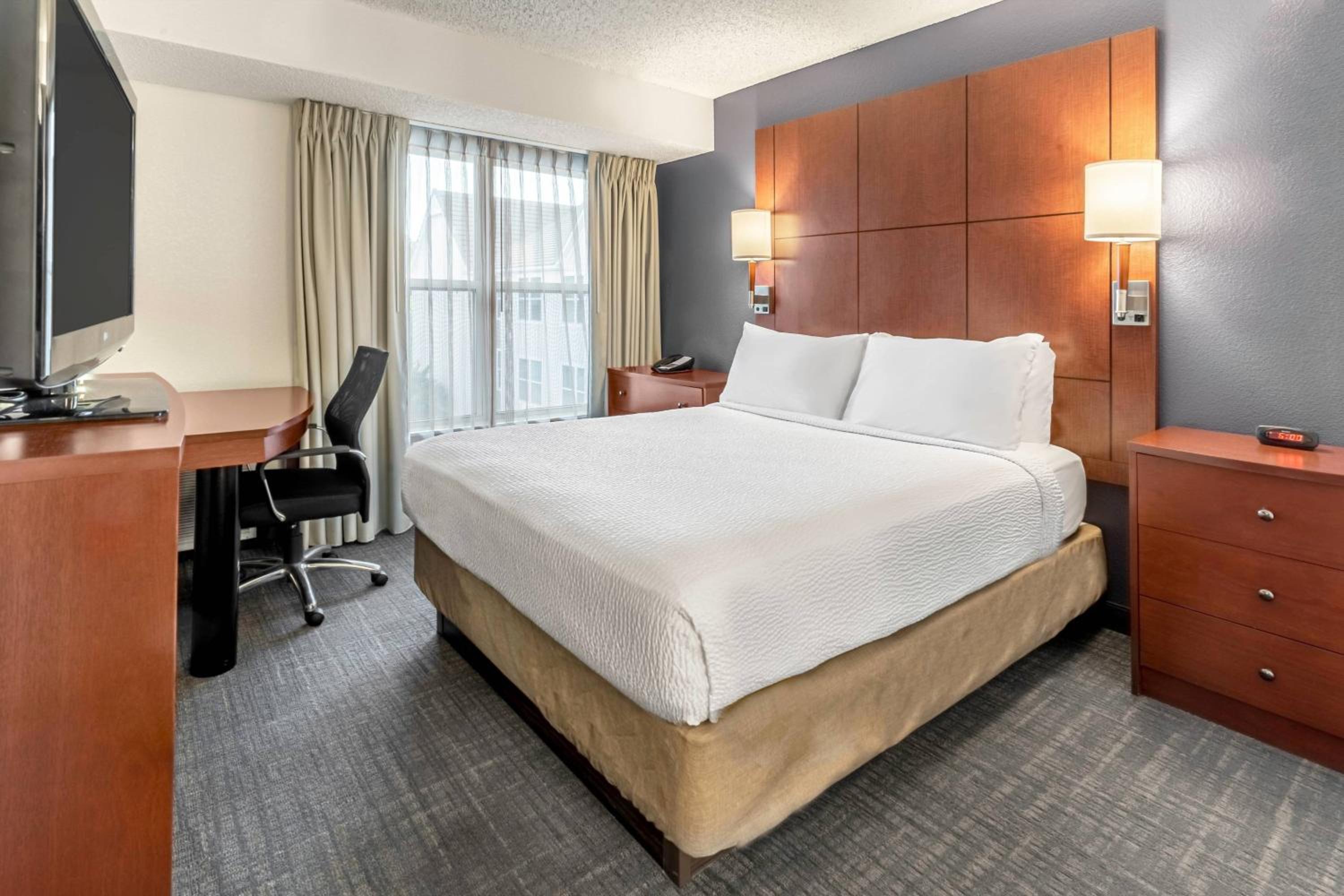 Two-Bedroom Suite with Roll-in Shower - Mobility and Hearing Accessible photo 2
