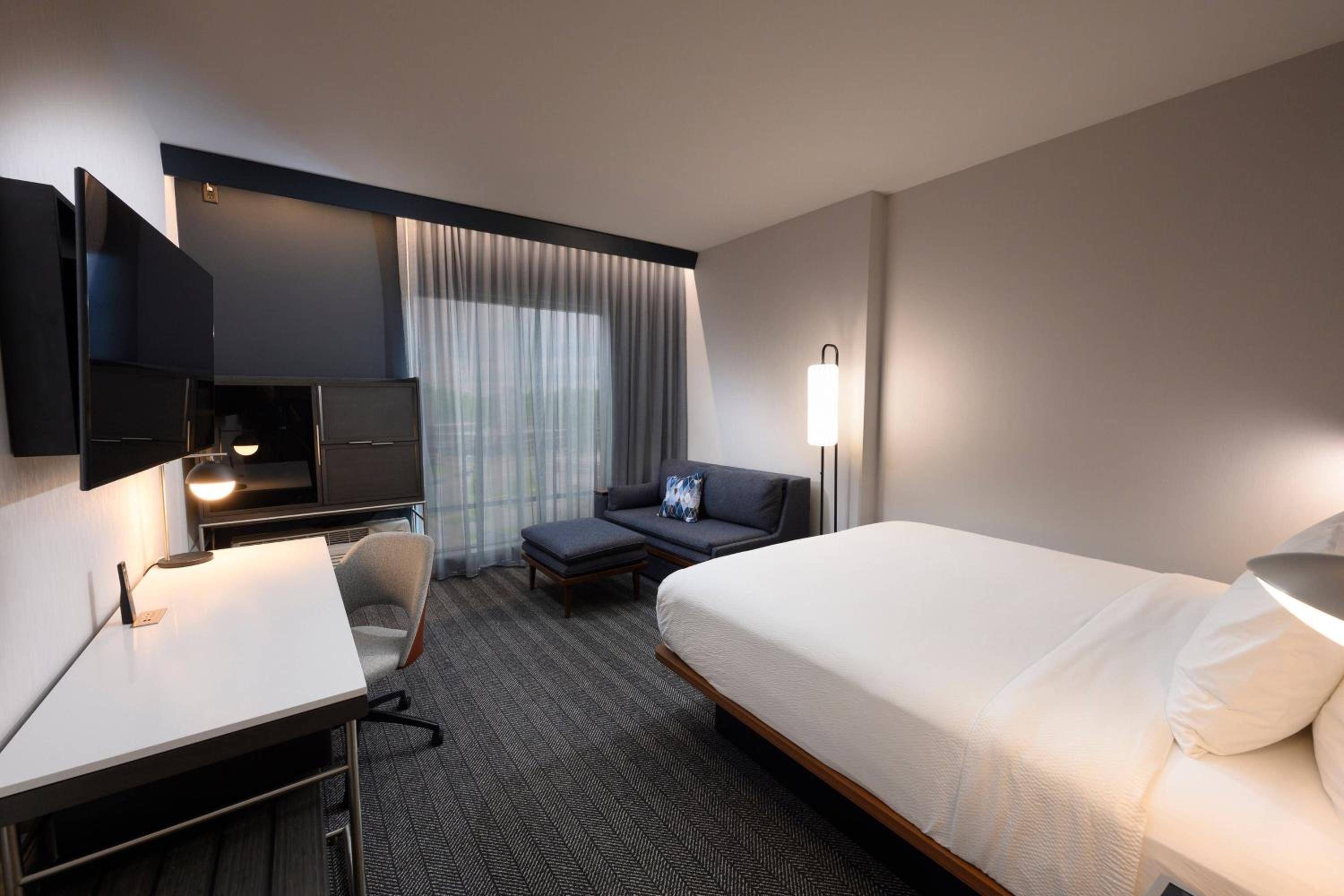 King Room with Sofa Bed - Hearing Accessible - Photo 2