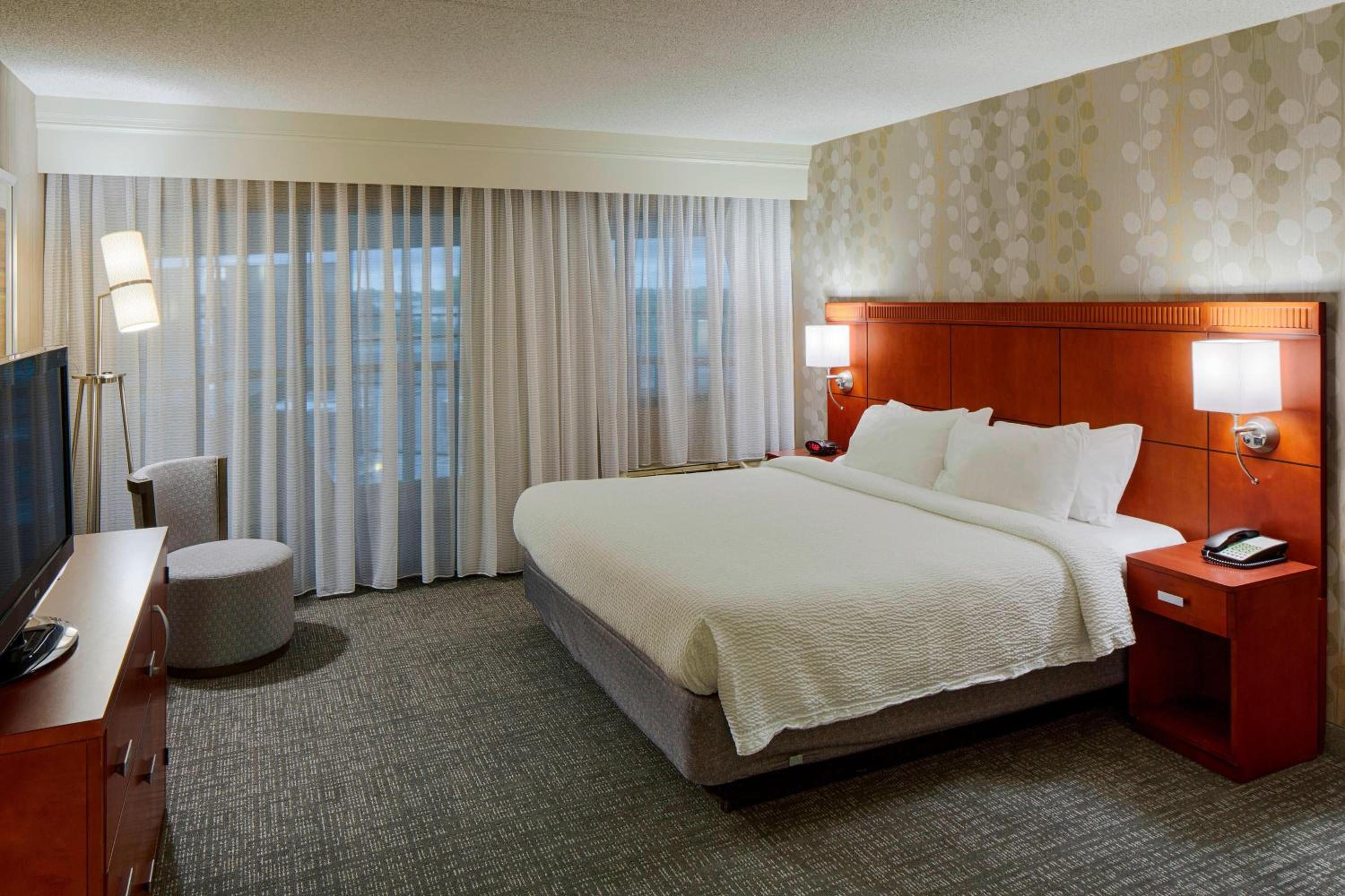 King Room with Sofa Bed and Roll-in Shower - Mobility and Hearing Accessible photo 3