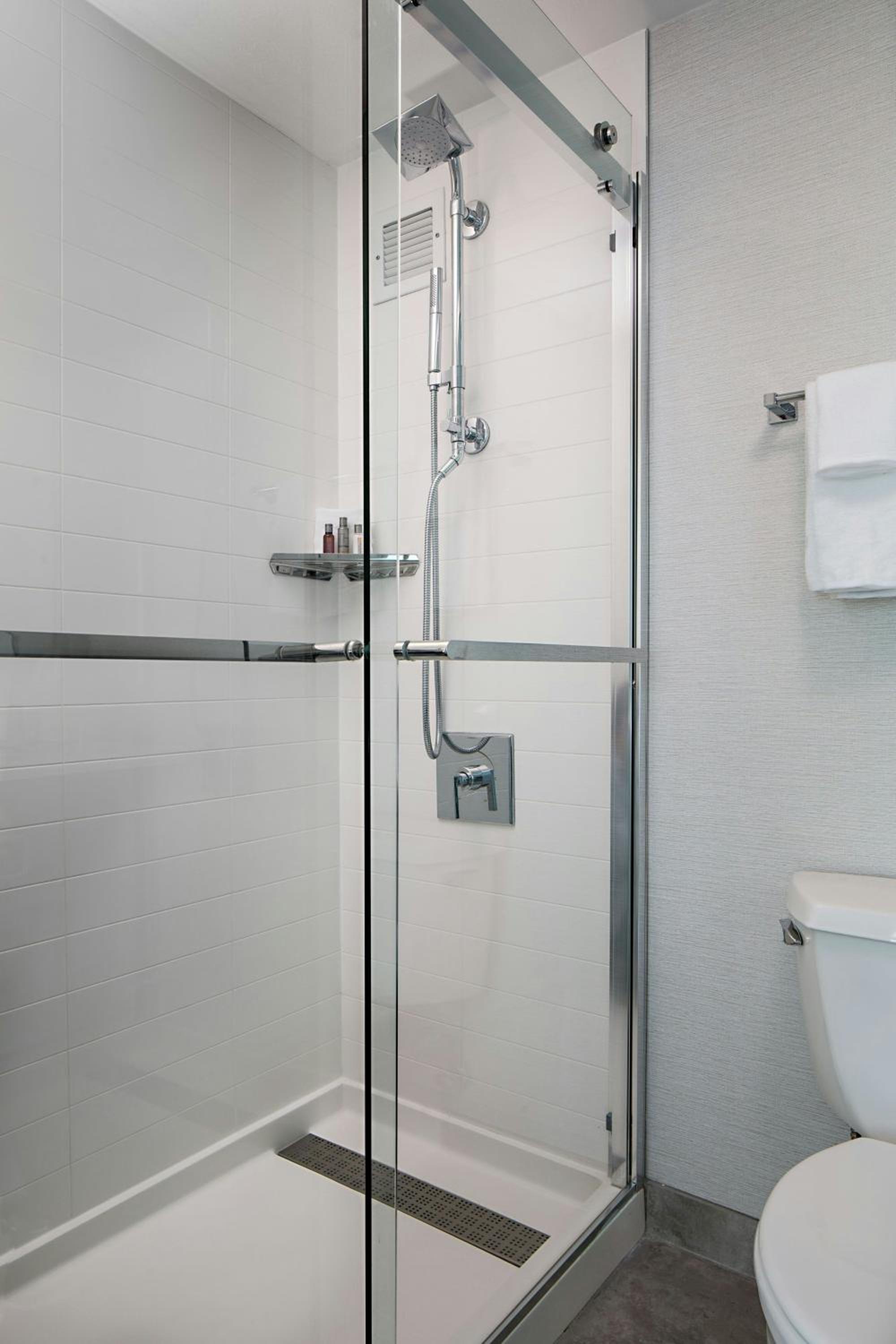 King Room with Adapted Tub - Mobility Accessible/Club Lounge Access - Photo 8