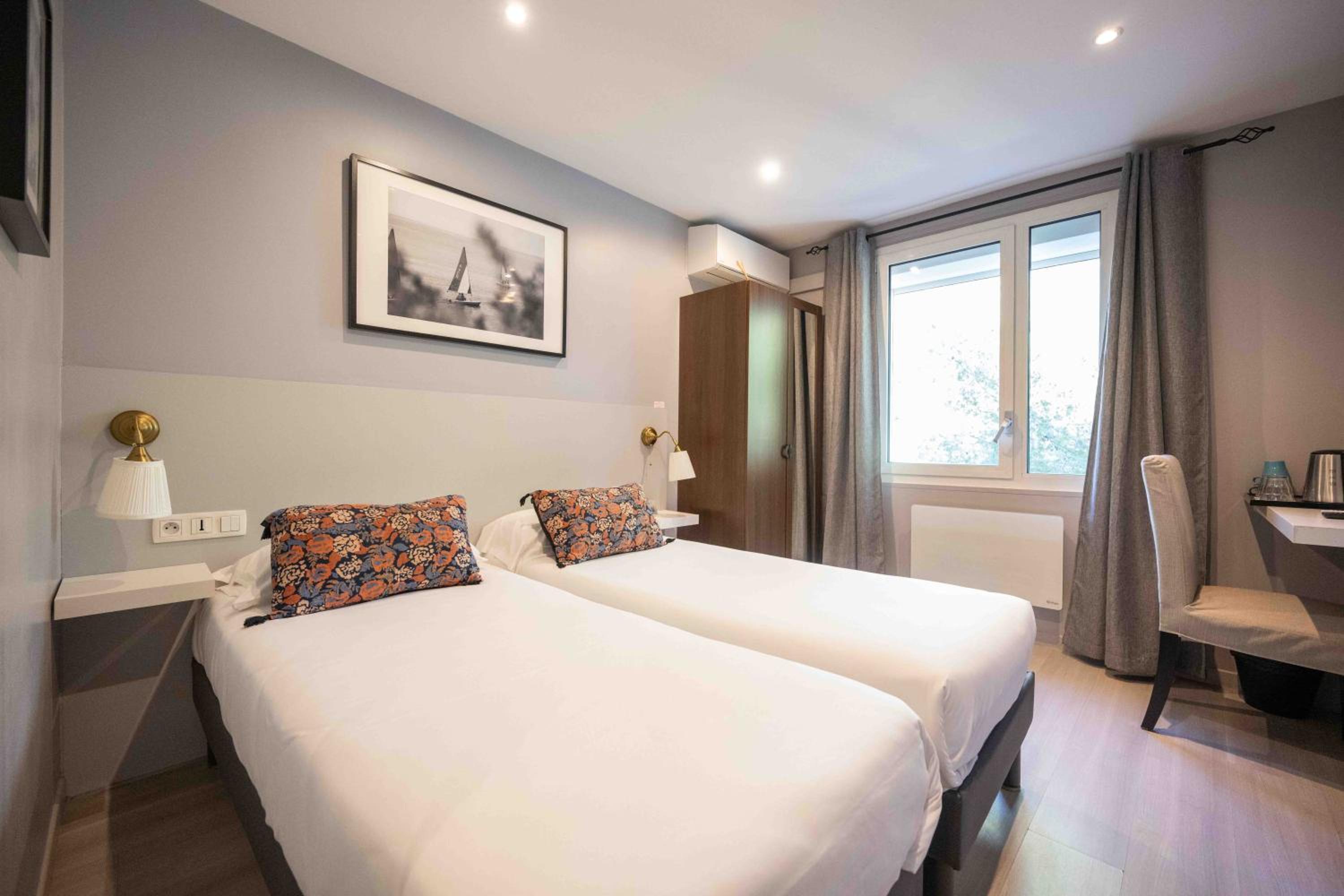 Standard Twin room with pine forest view - Photo 2