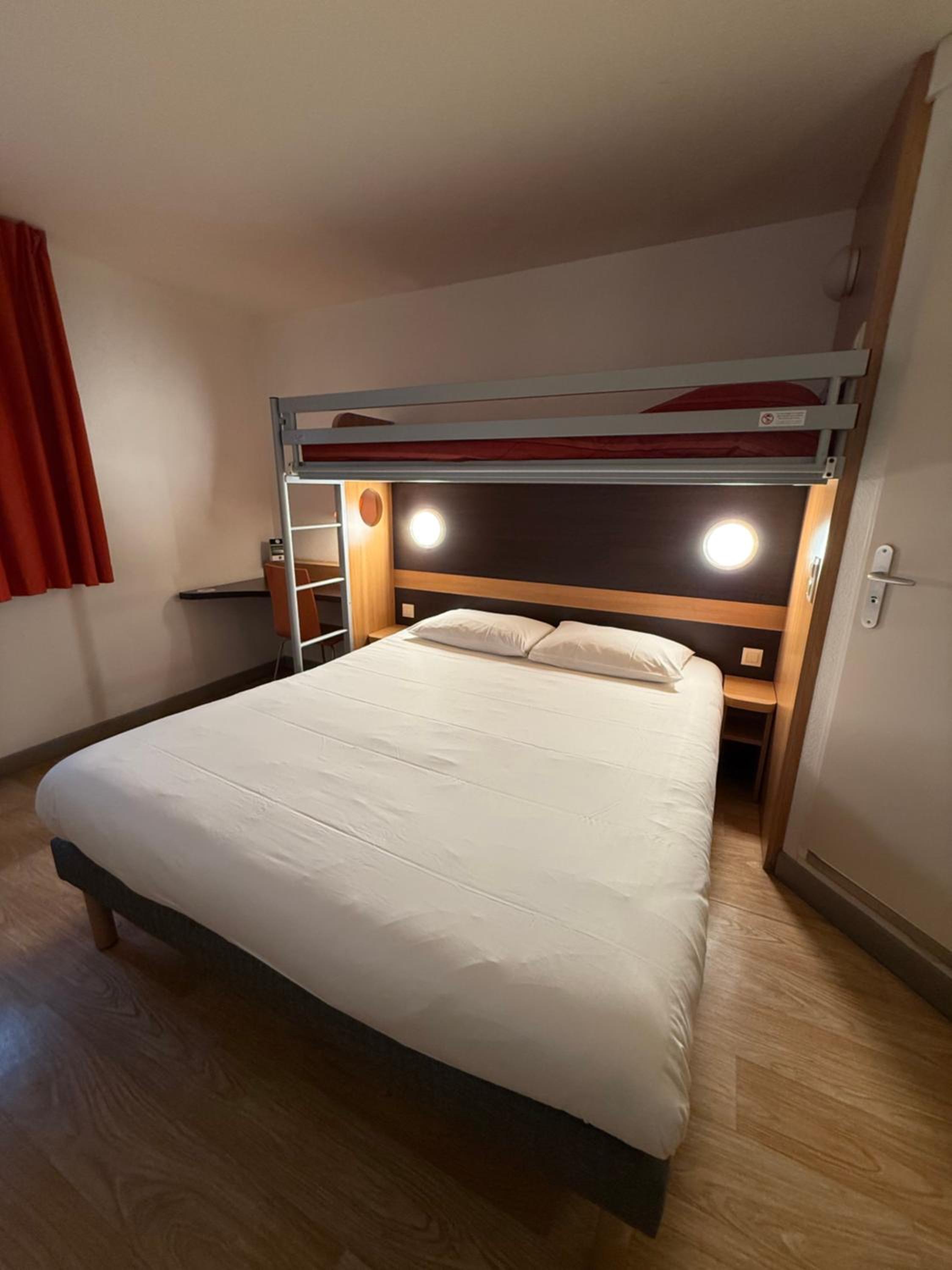 Triple Room with 1 Single Bed and 1 Double Bed - Photo 1
