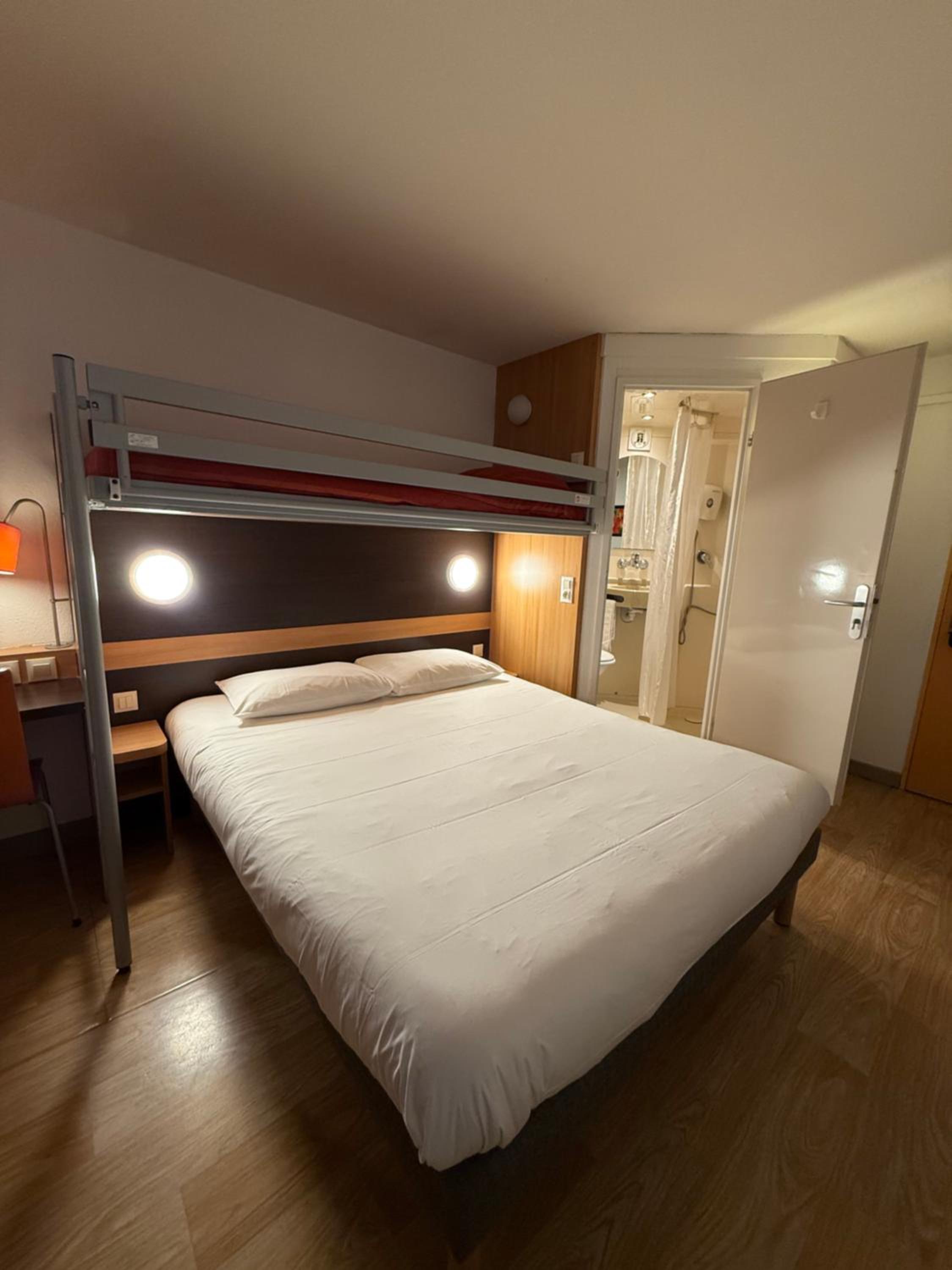 Triple Room with 1 Single Bed and 1 Double Bed - Photo 4