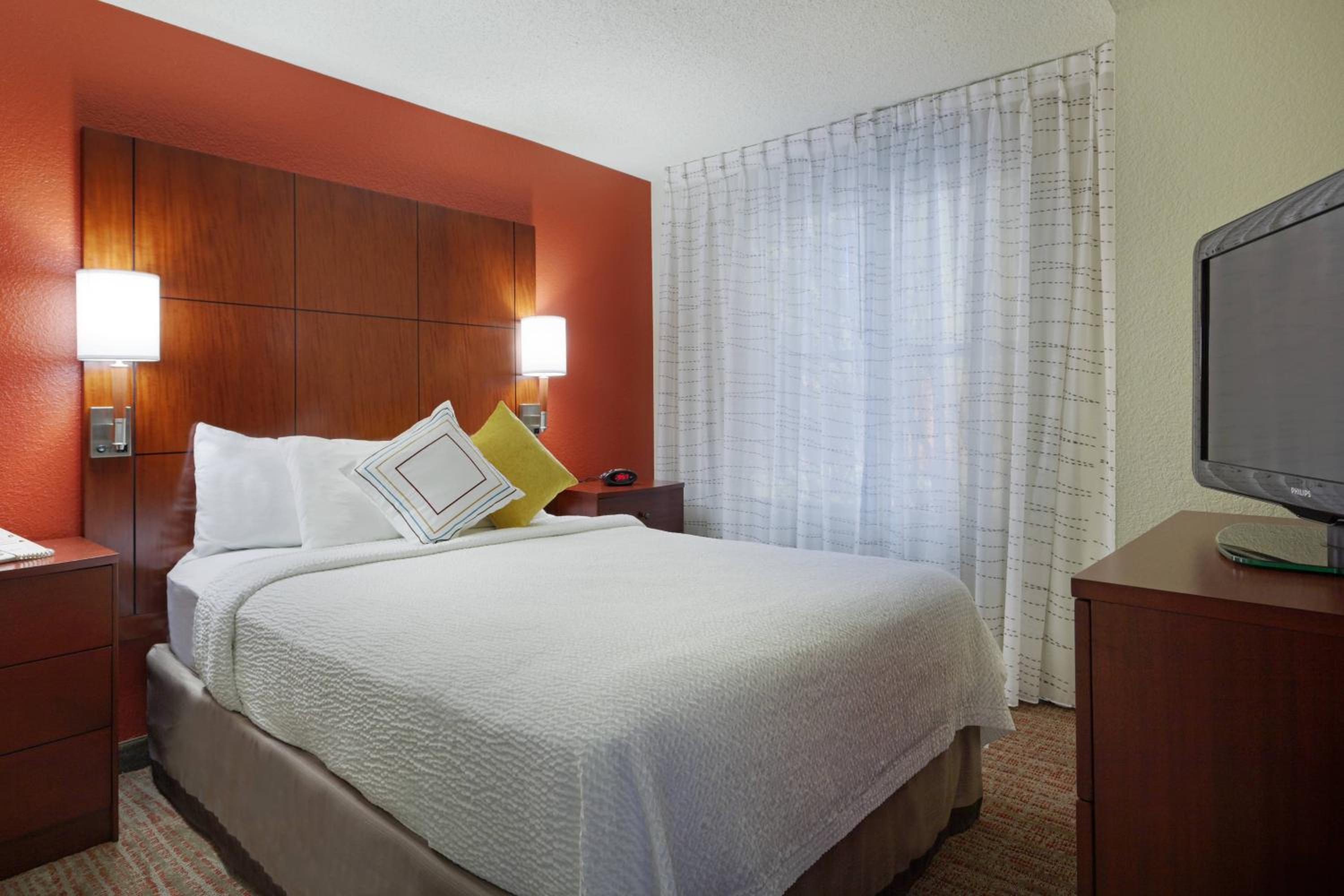 Two-Bedroom Suite with Roll-in Shower - Mobility and Hearing Accessible