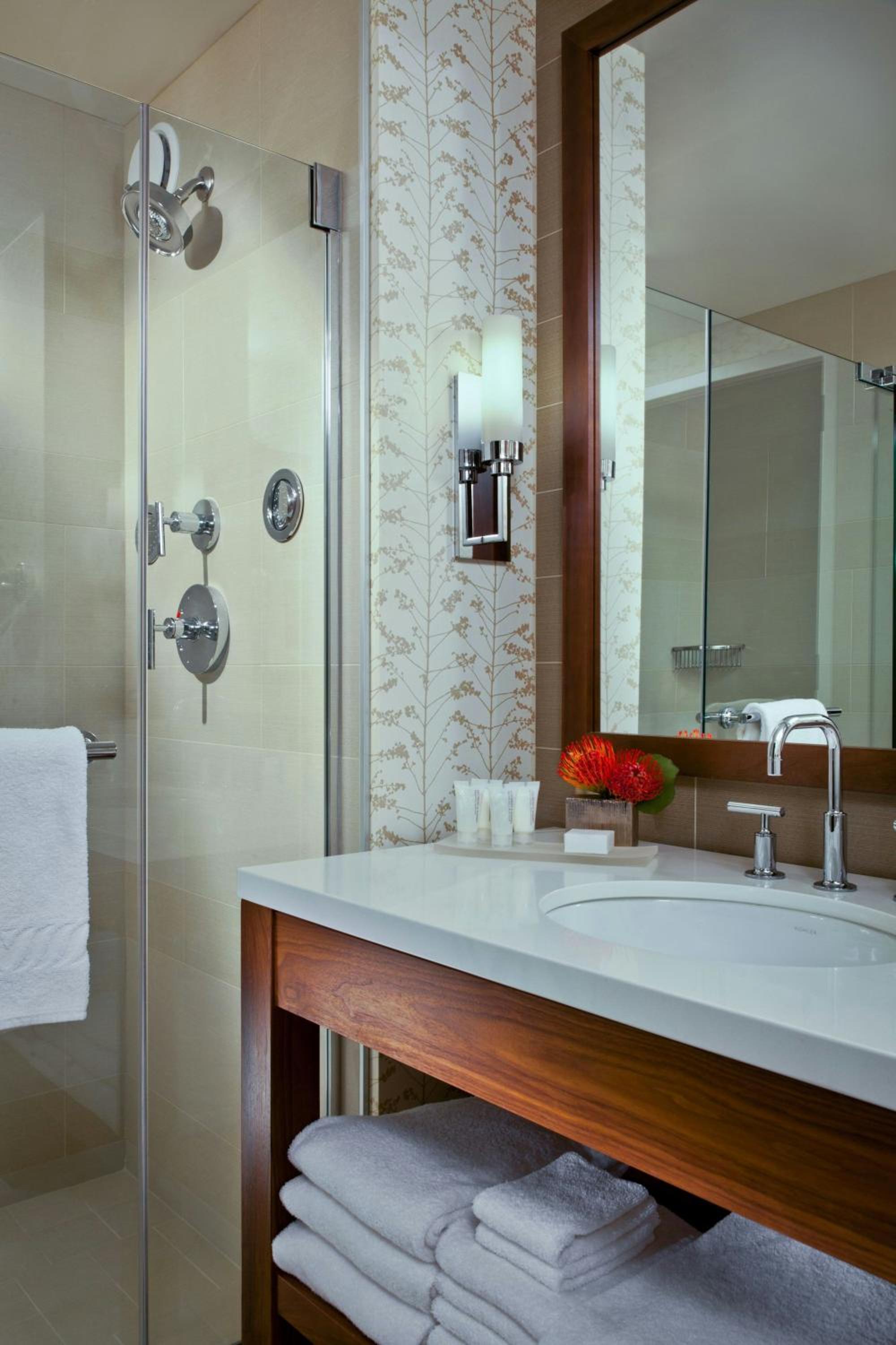 King Room with View and Tub - High Floor/Hearing Accessible - Photo 11