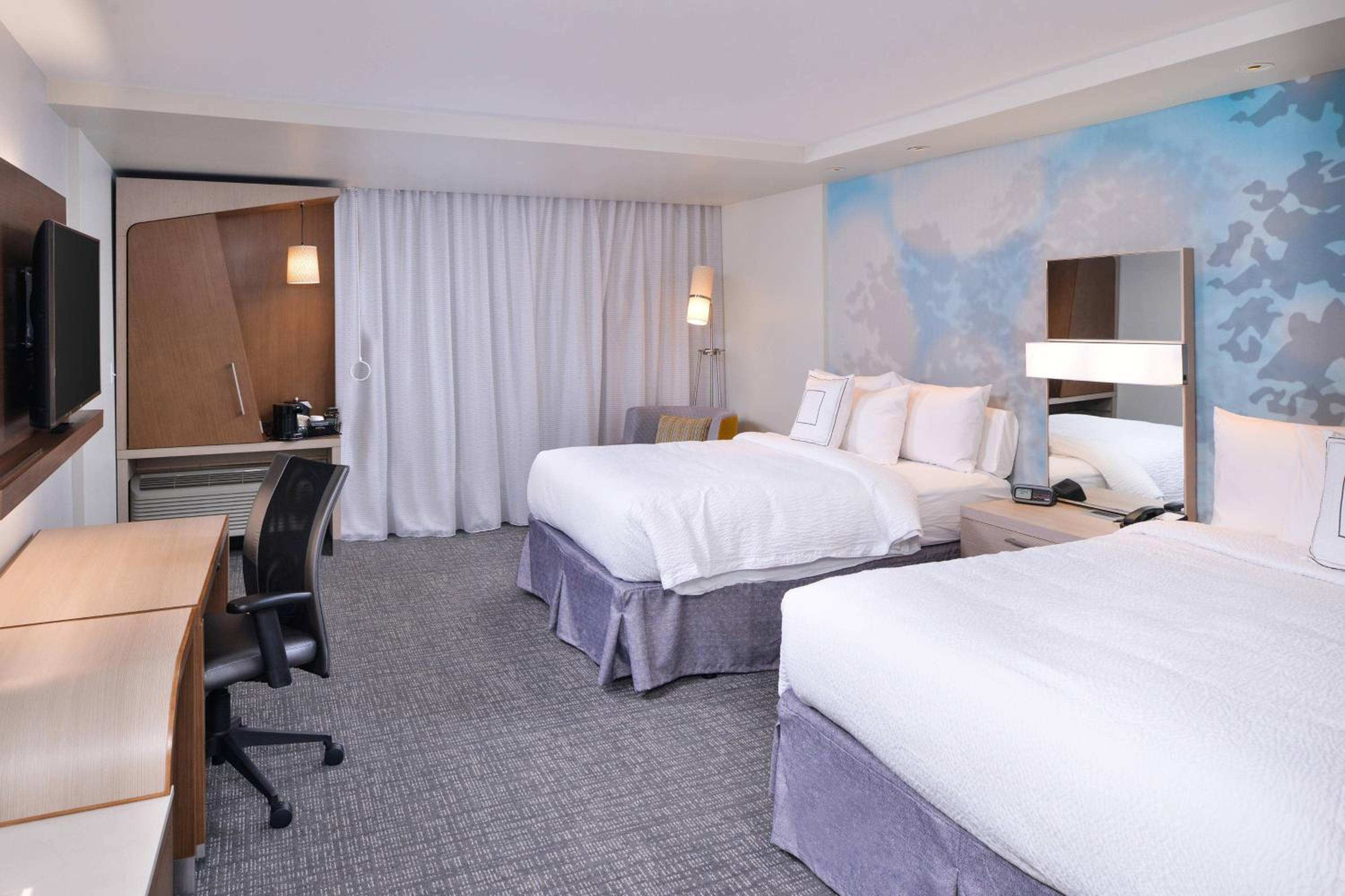 Queen Room with Two Queen Beds and Bathtub - Mobility Access photo 2