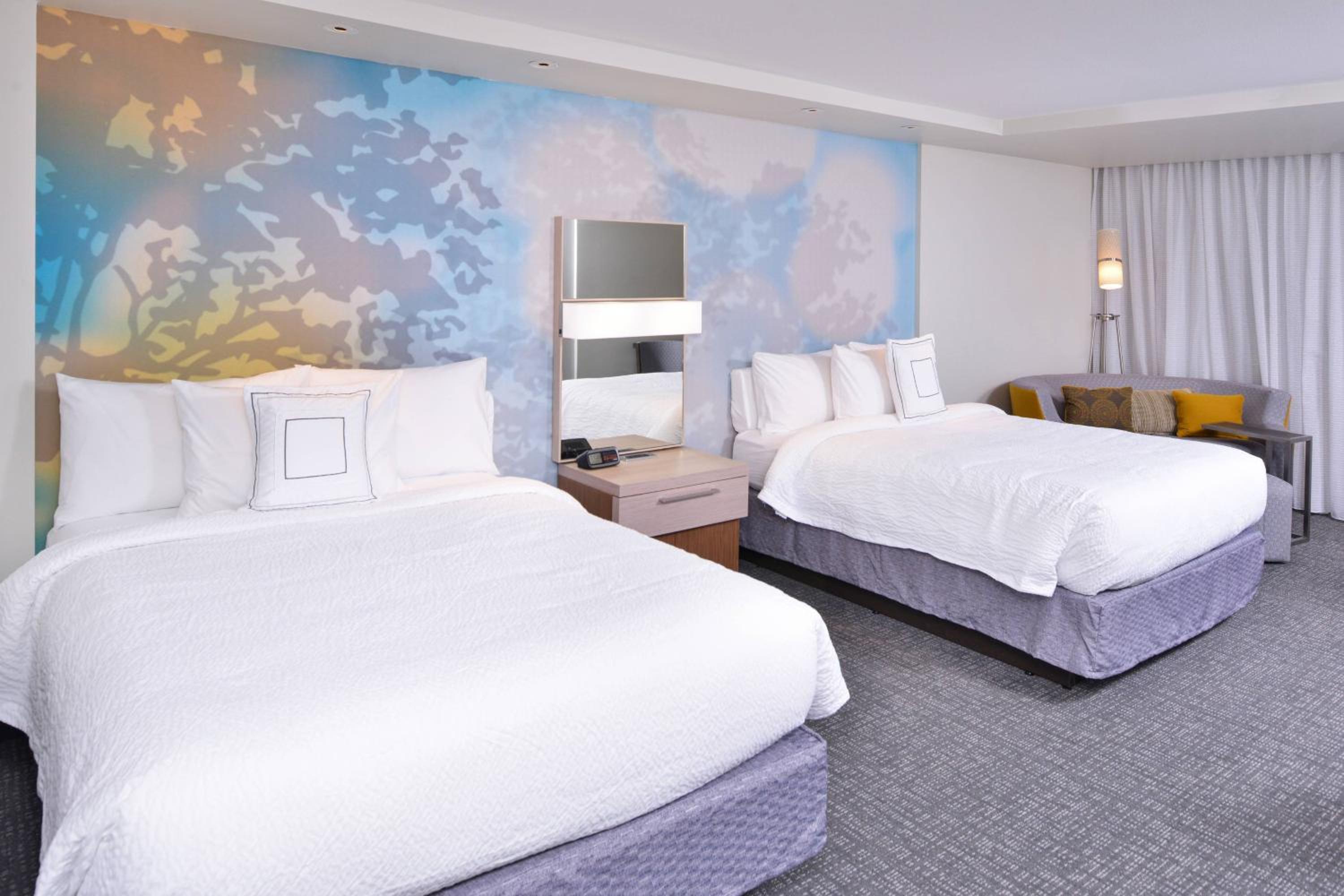 Queen Room with Two Queen Beds and Sofa Bed - Hearing Accessible photo 3