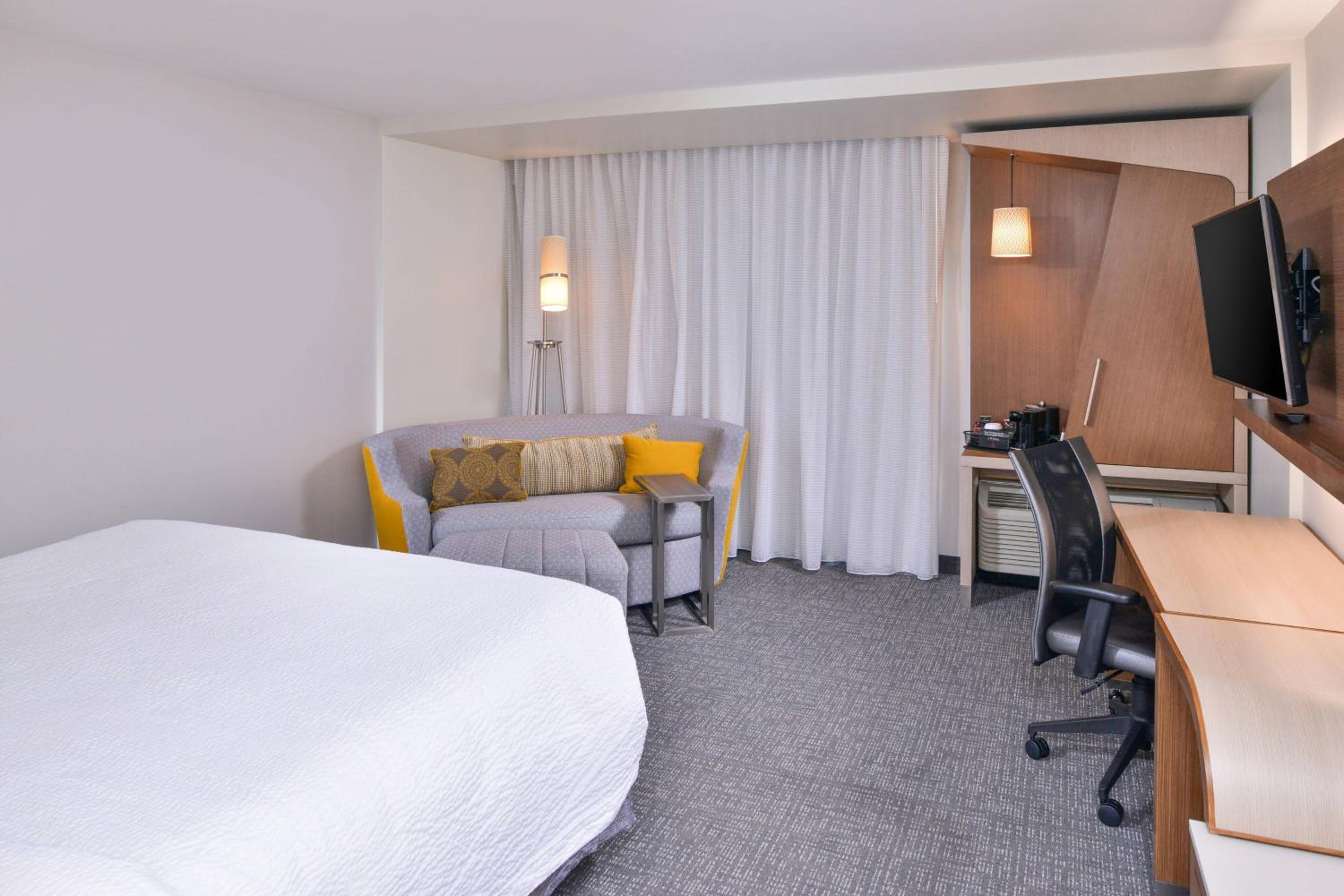 King Room with Roll-In Shower - Mobility Access/Hearing Accessible