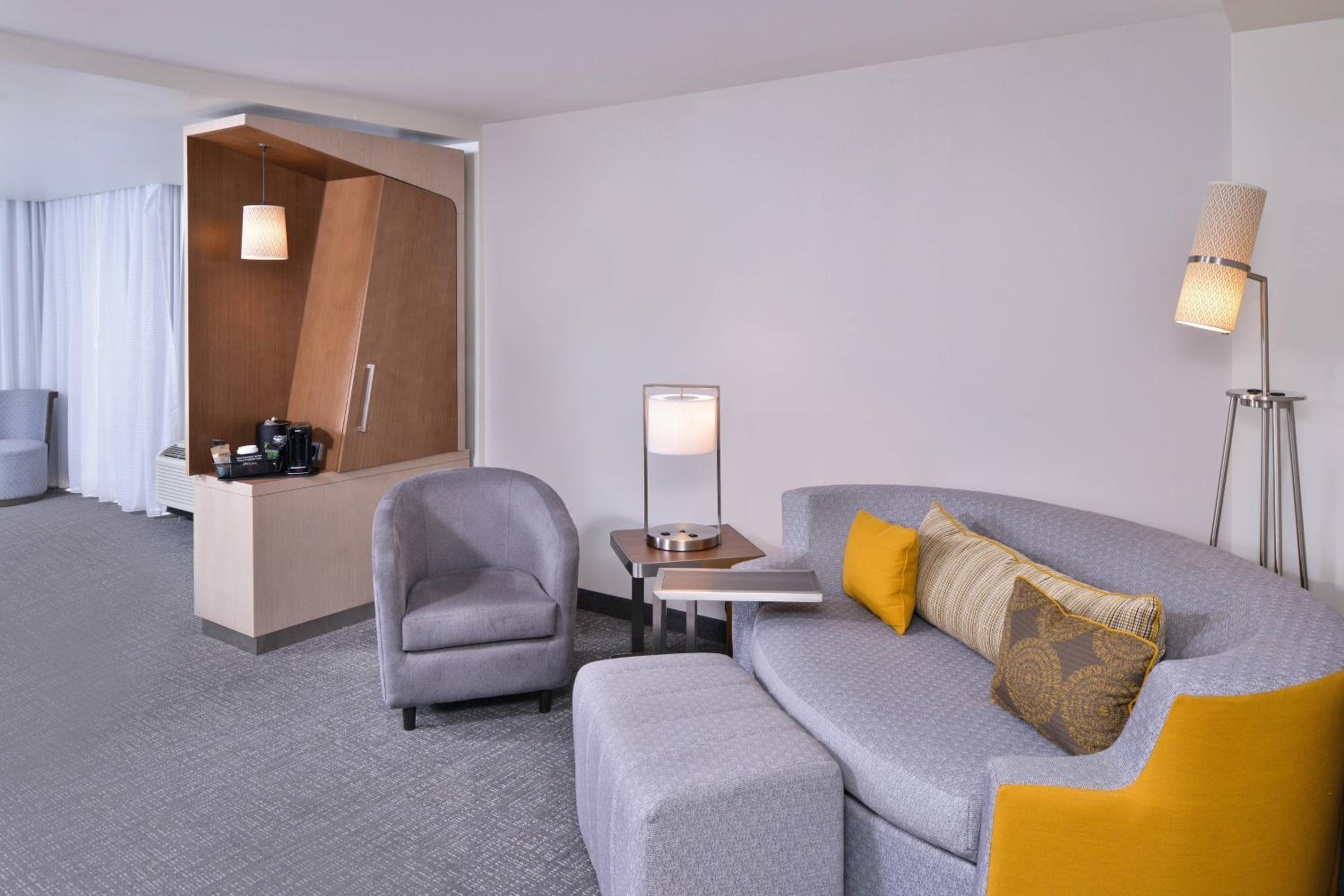 One-Bedroom Queen Suite with Two Queen Beds and Sofa Bed photo 3