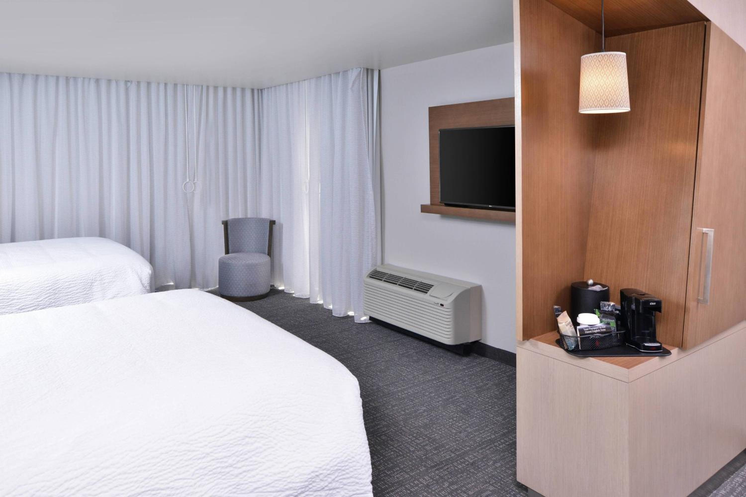 One-Bedroom Queen Suite with Two Queen Beds and Sofa Bed photo 1