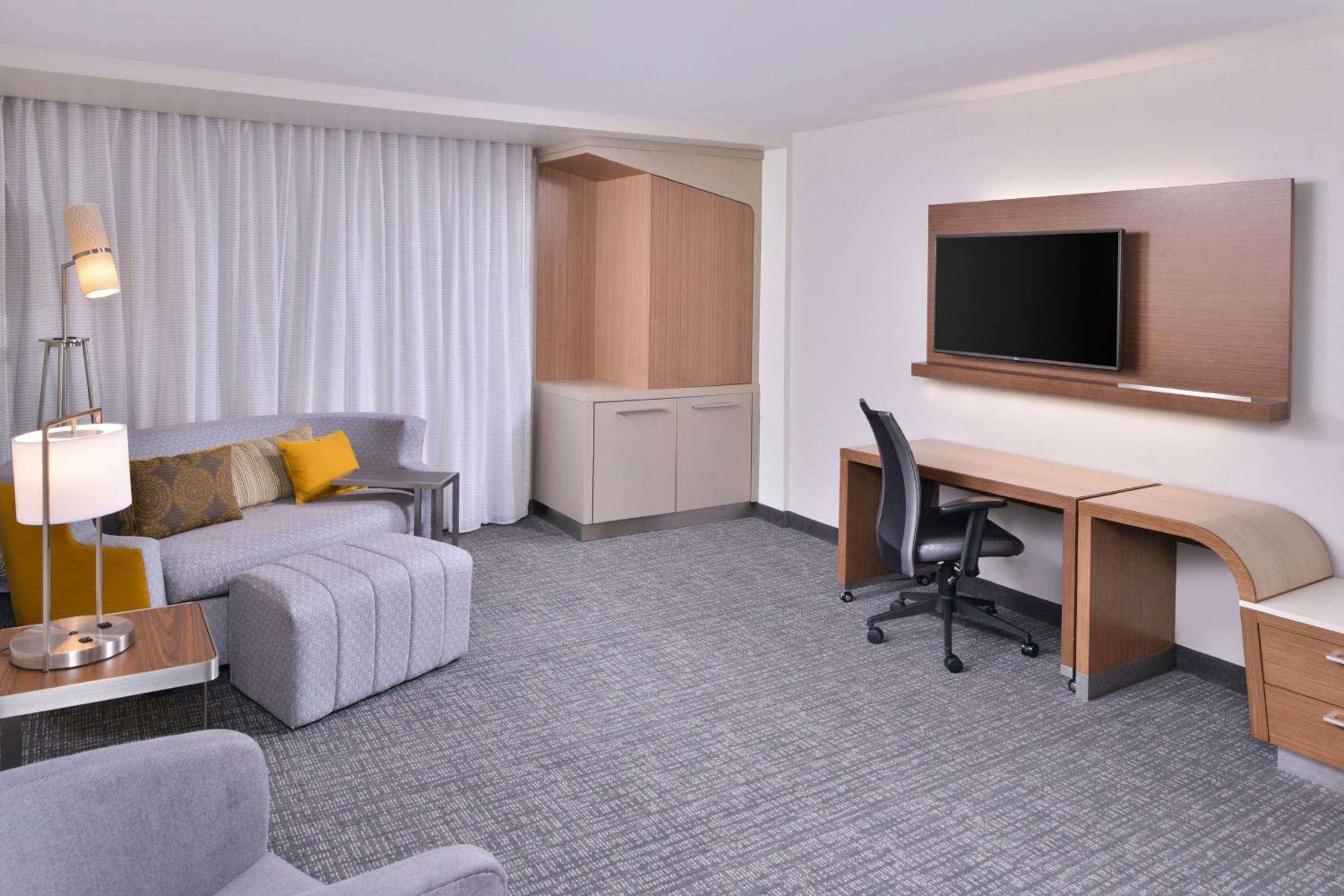 One-Bedroom King Suite with Sofa Bed photo 3