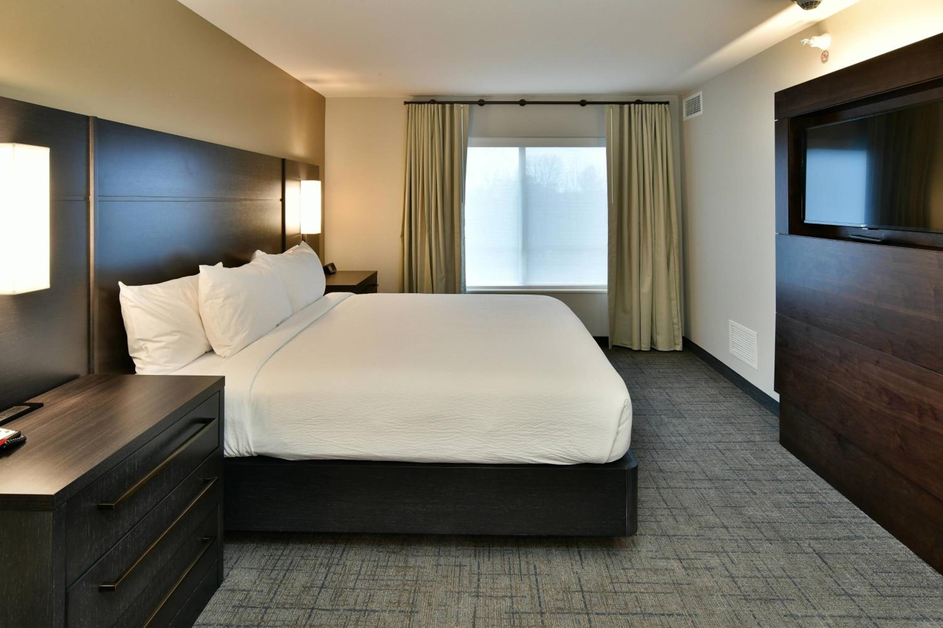 One-Bedroom Suite with Two Queen Beds with Sofa Bed and Roll-In Shower - Mobility Accessible - Photo 4