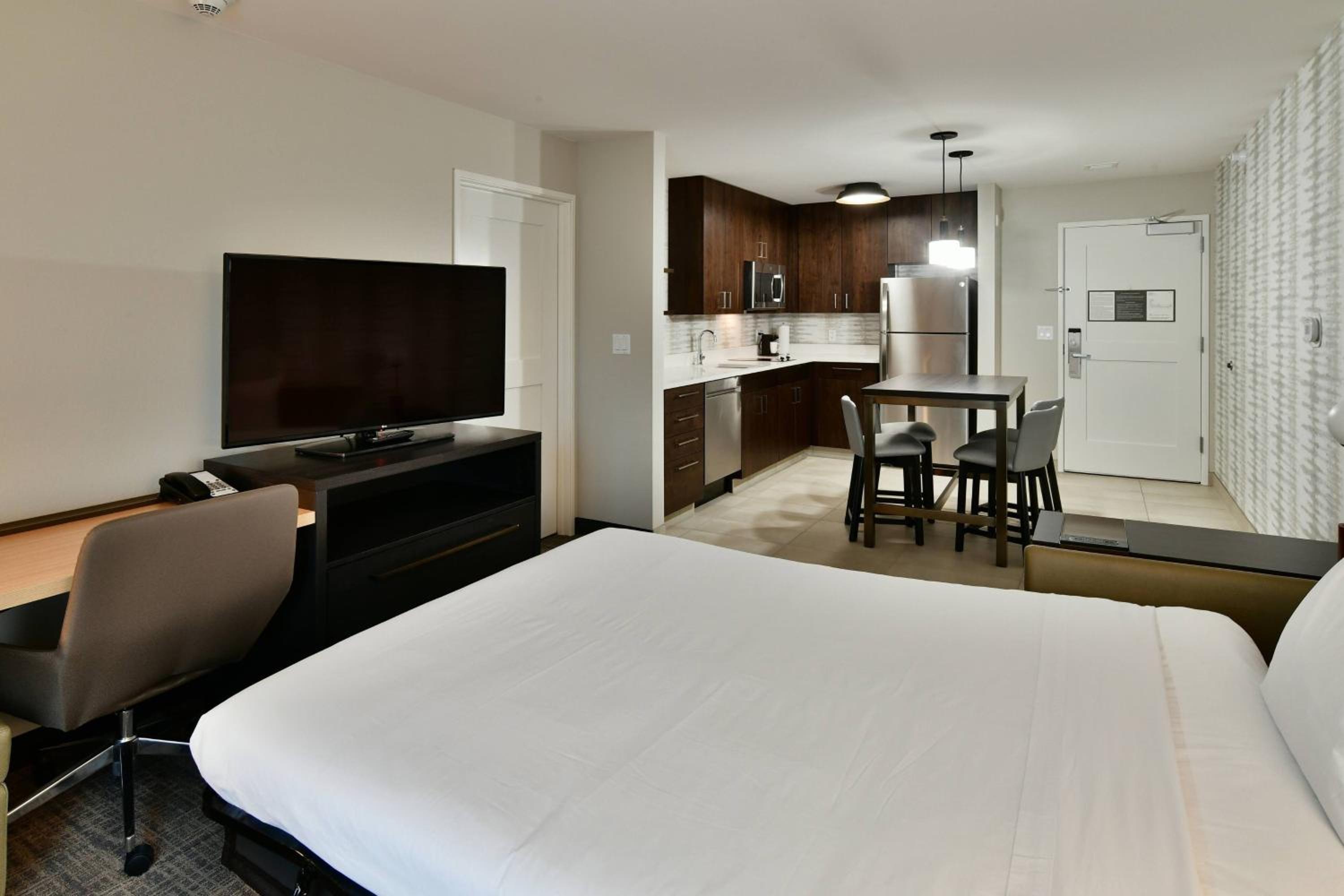 One-Bedroom Suite with Two Queen Beds with Sofa Bed and Roll-In Shower - Mobility Accessible - Photo 9