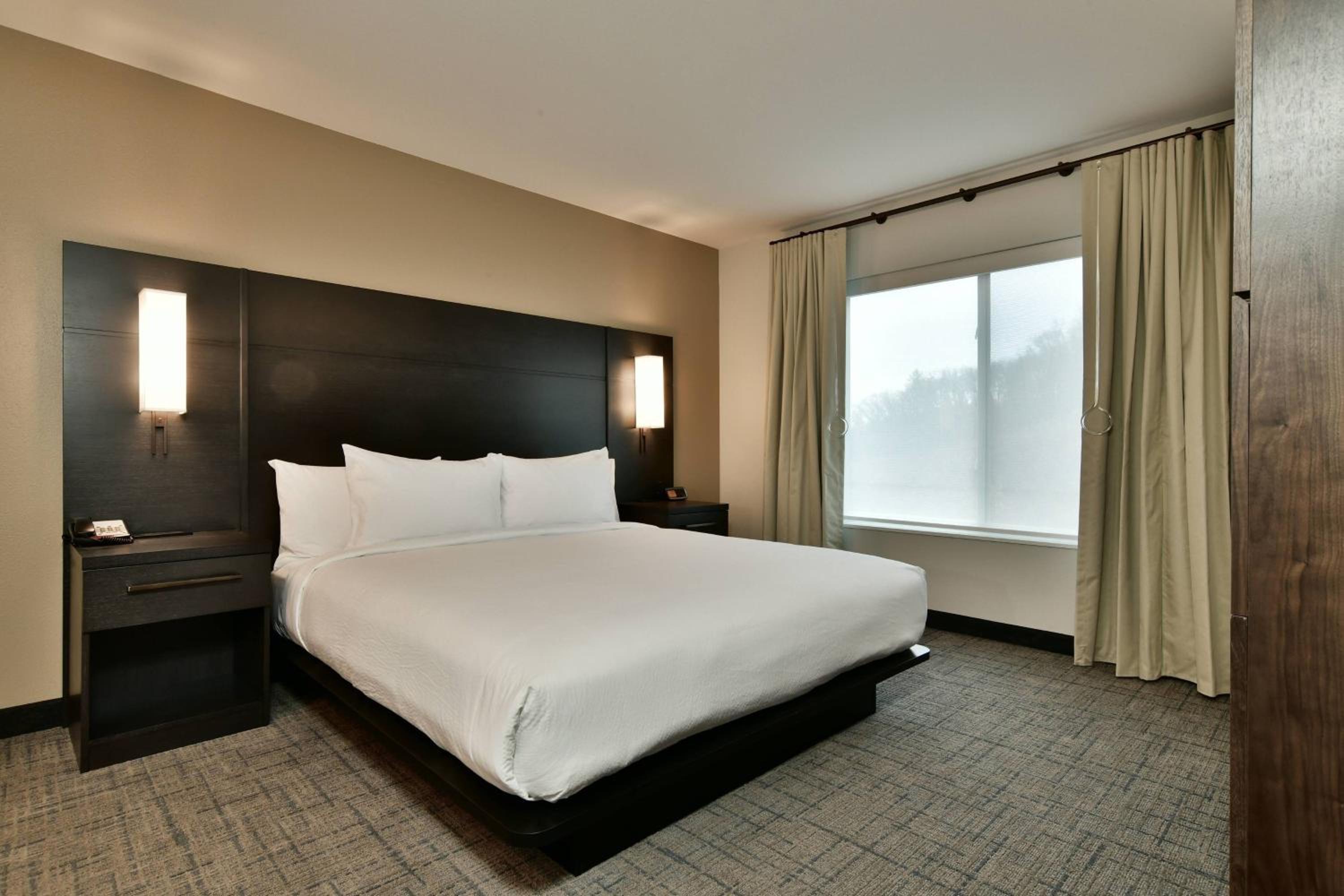 One-Bedroom Suite with Two Queen Beds with Sofa Bed and Roll-In Shower - Mobility Accessible - Photo 10