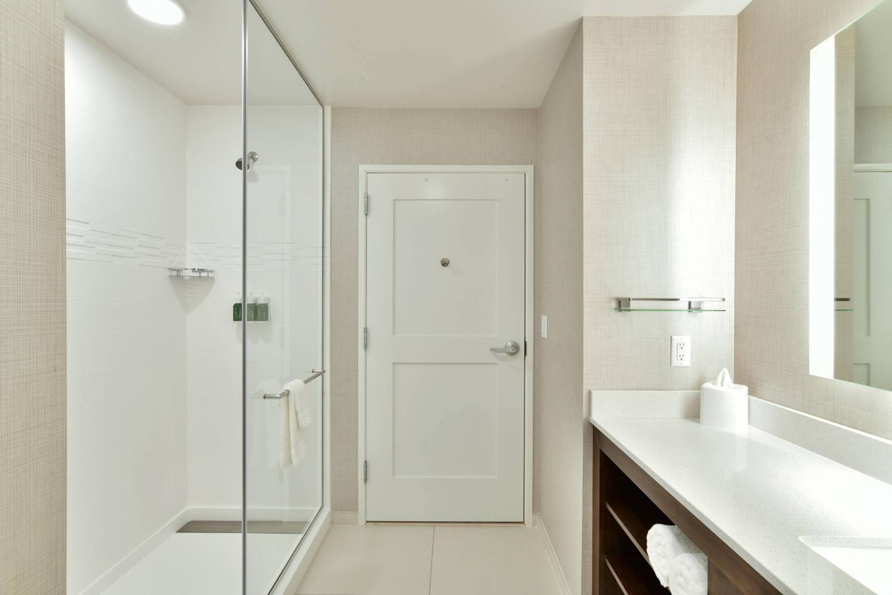 One-Bedroom Suite with Two Queen Beds with Sofa Bed and Roll-In Shower - Mobility Accessible - Photo 11