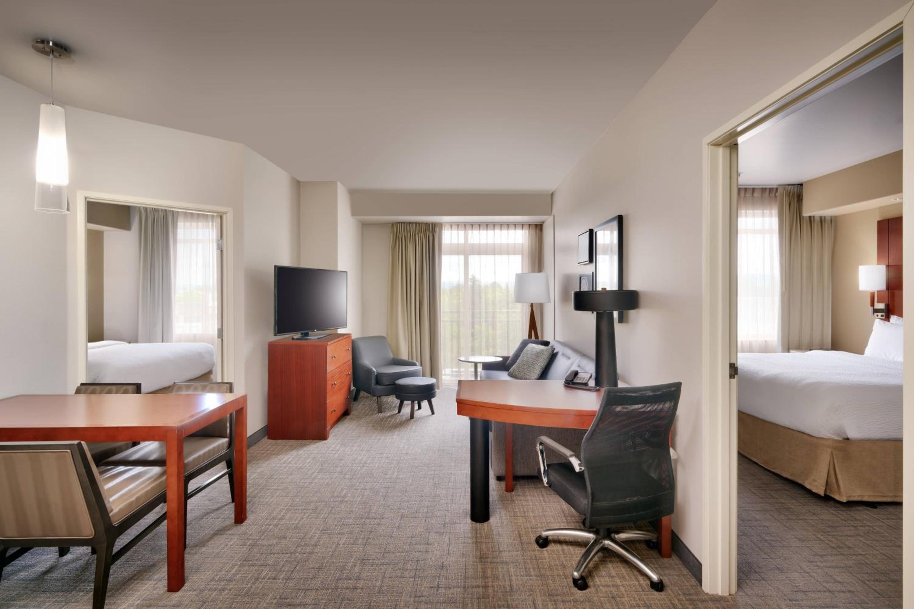 Two-Bedroom Suite with Roll-in Shower - Mobility and Hearing Accessible photo 2