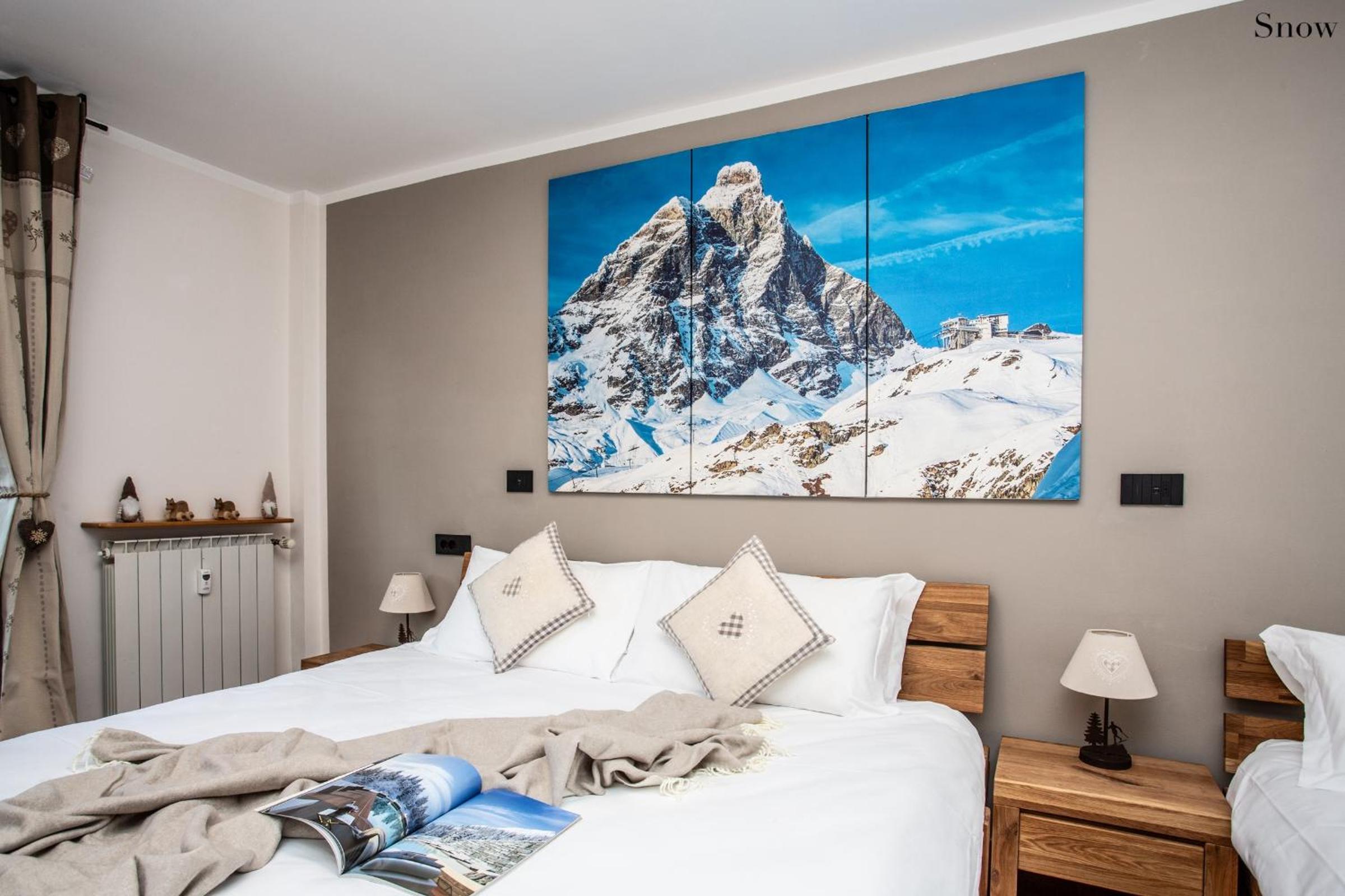 Three-Bedroom Apartment with Mountain View