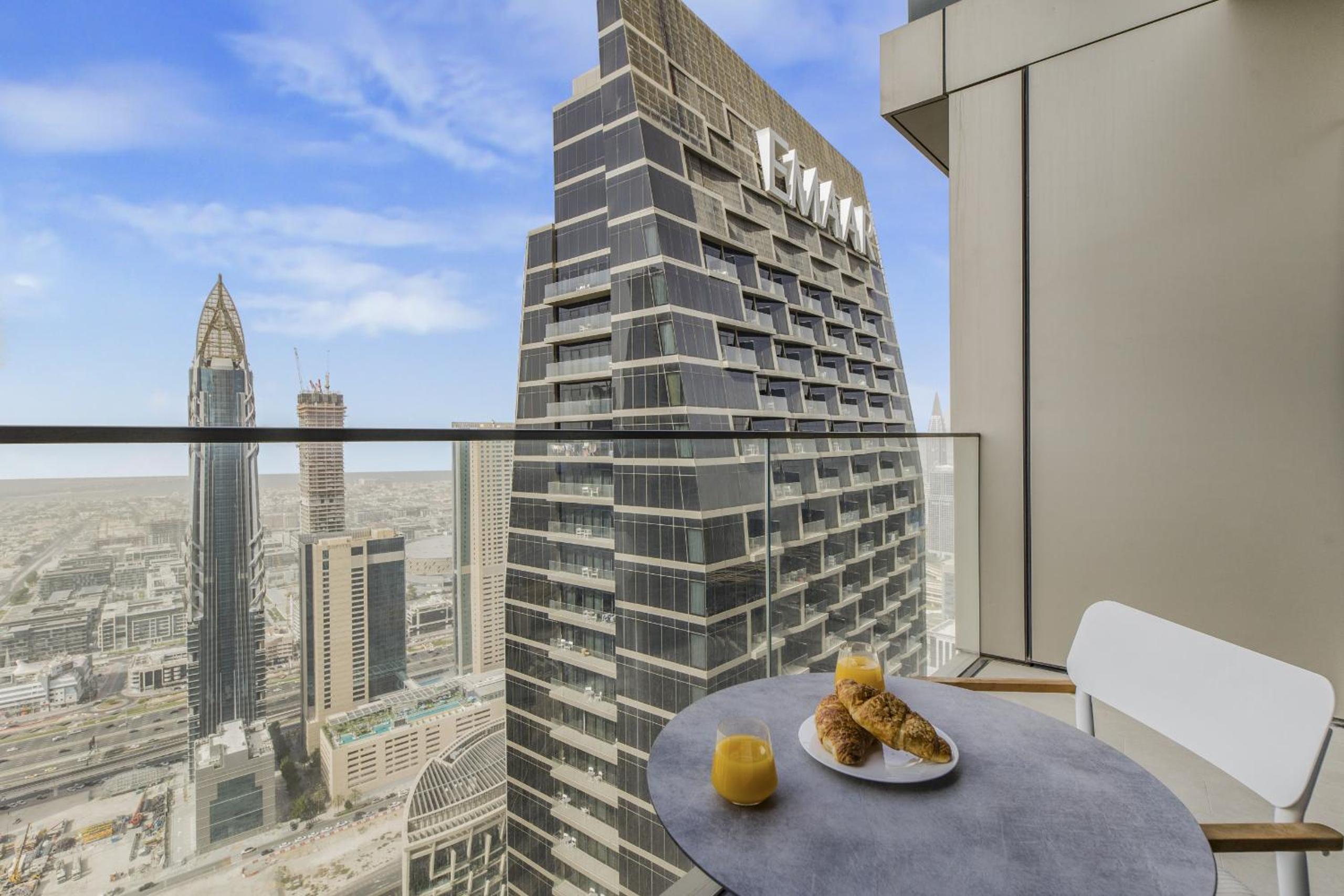 One-Bedroom Apartment with City View photo 3