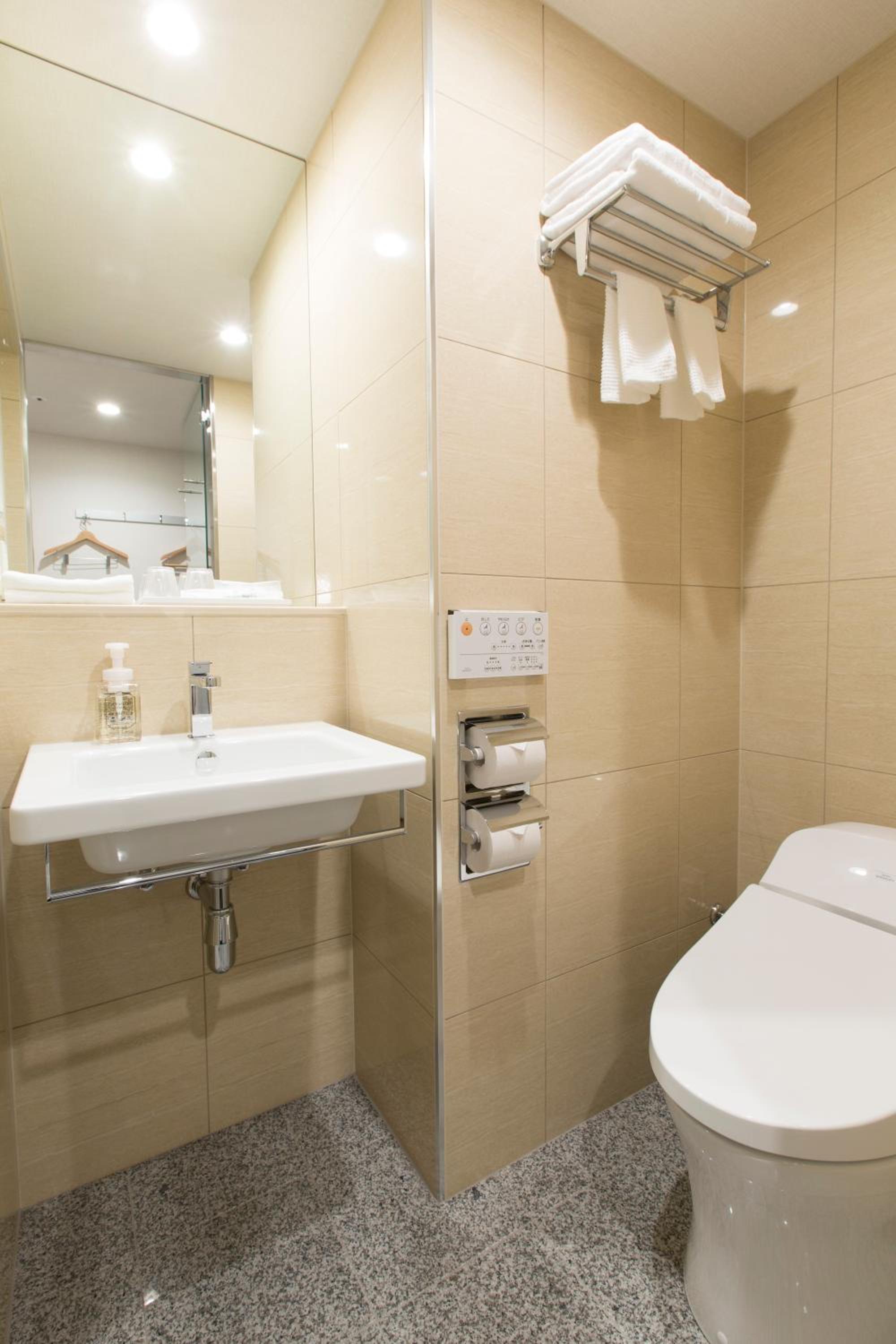 Twin Room - Non-Smoking photo 3