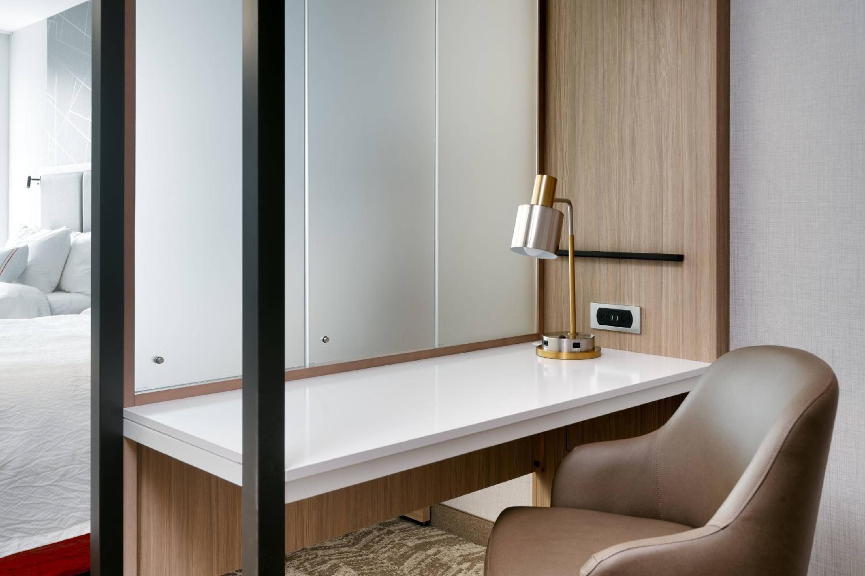 King Suite with Tub - Mobility Accessible - Photo 3