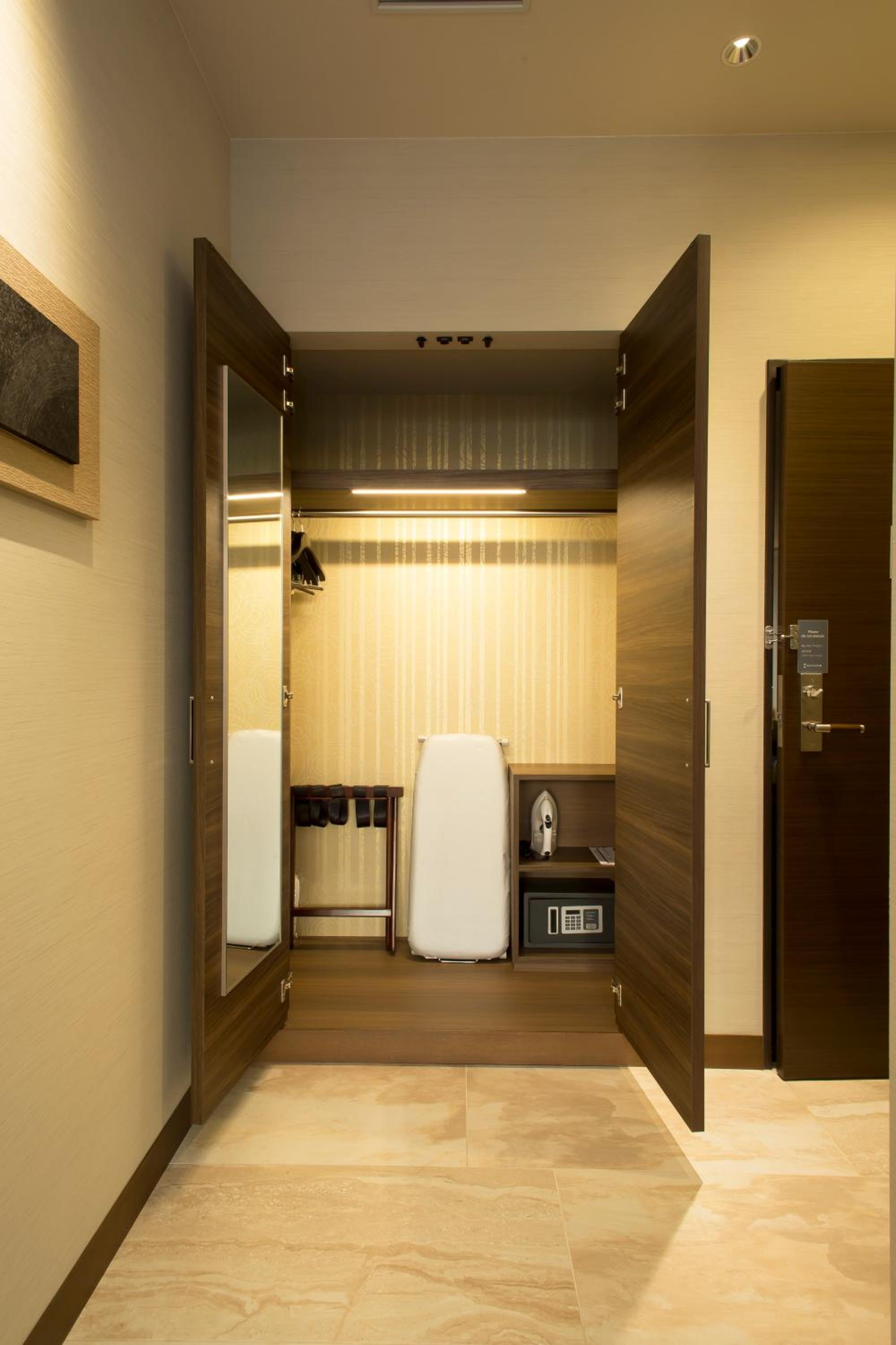 Deluxe Suite - Non-Smoking photo 3