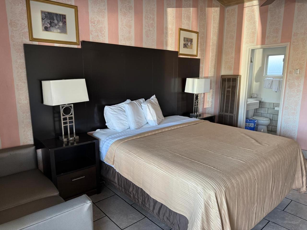 Deluxe King Room photo 1