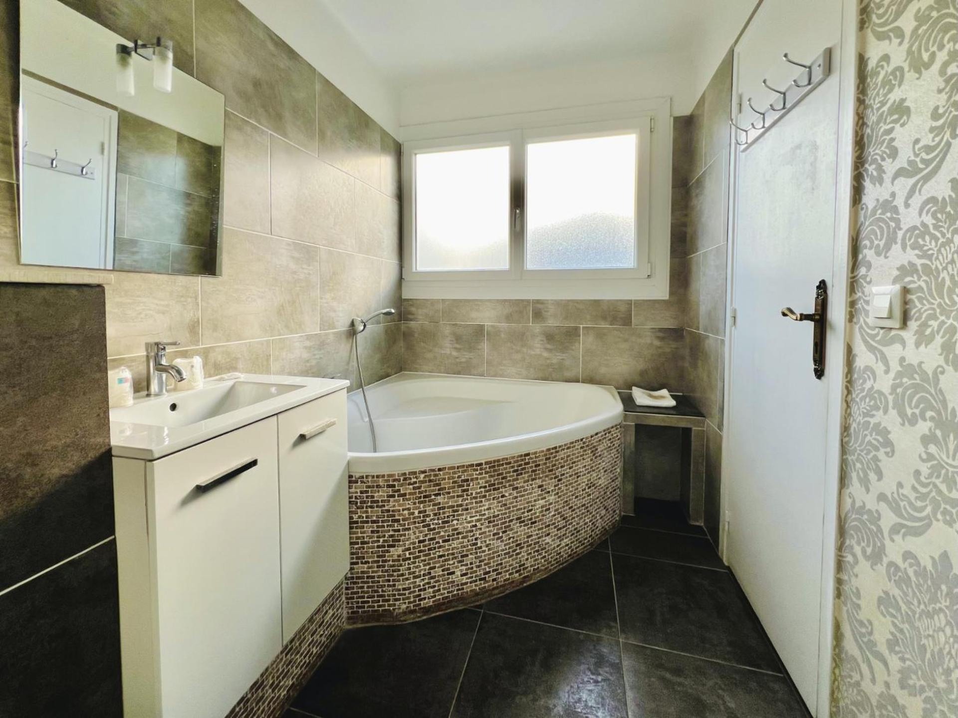 Deluxe Double Room with Bath - Photo 2