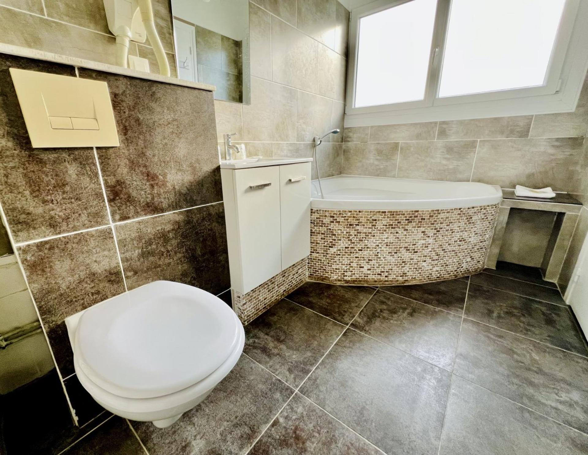 Deluxe Double Room with Bath - Photo 3