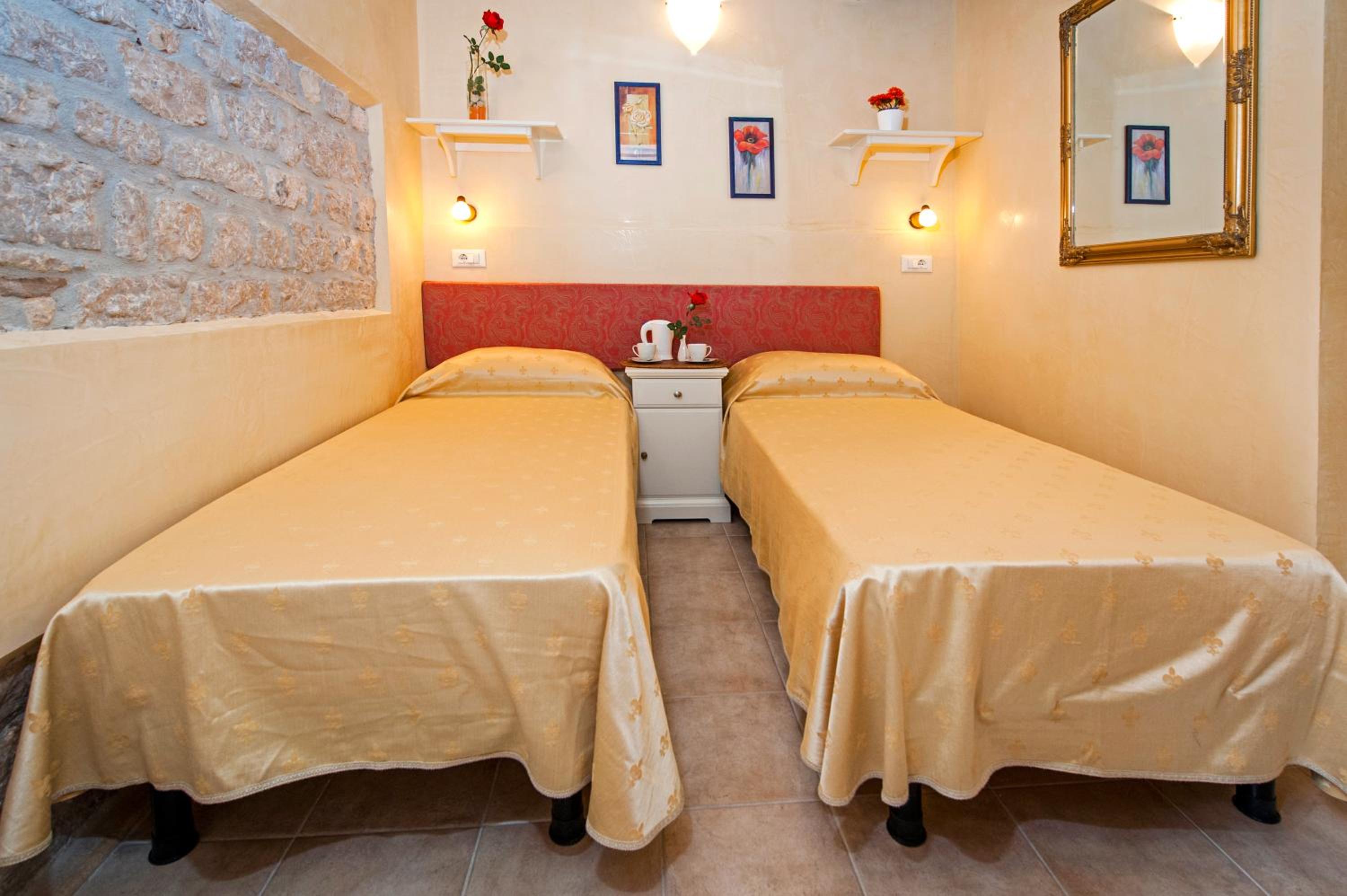 Economy Double Room - Photo 3