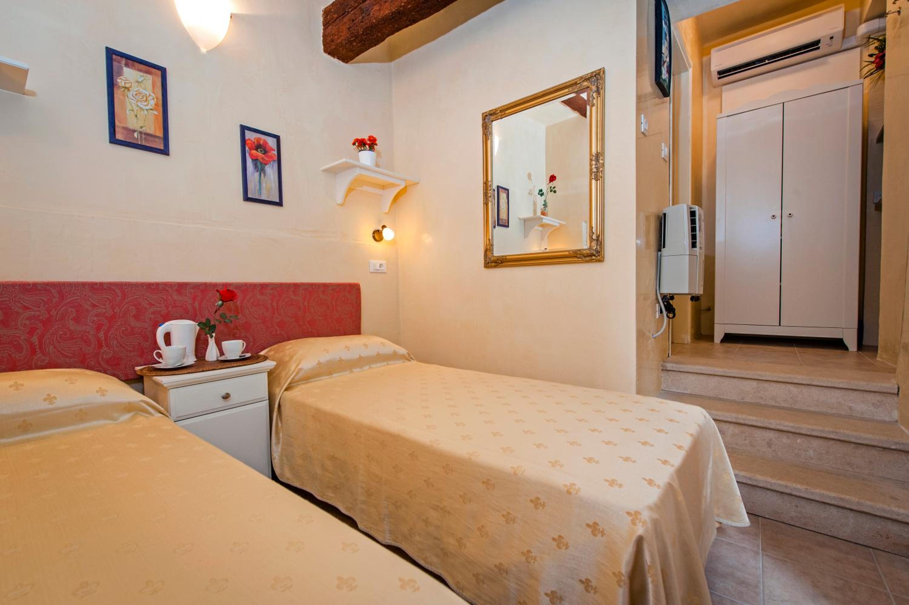 Economy Double Room - Photo 12