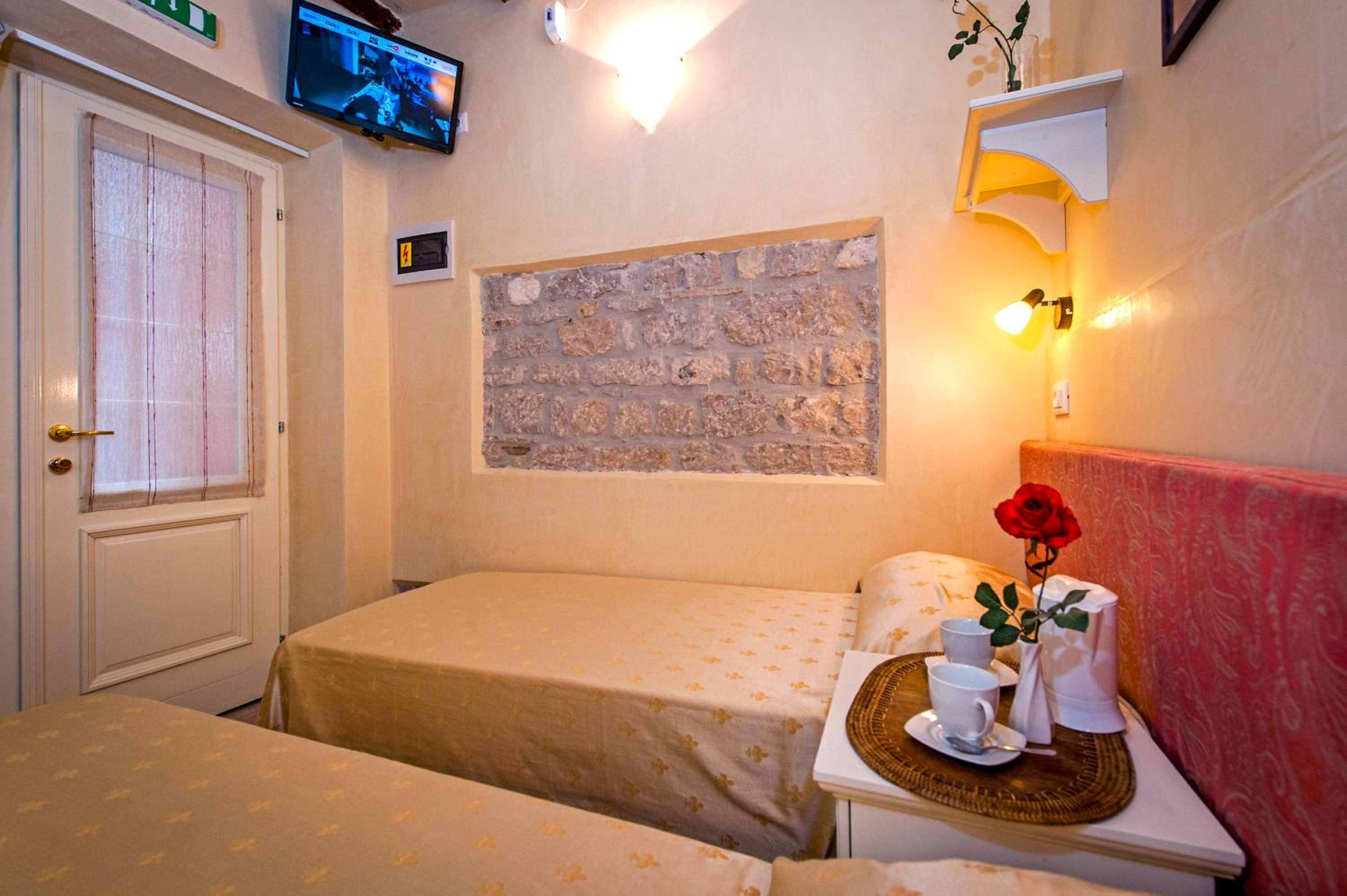 Economy Double Room - Photo 8